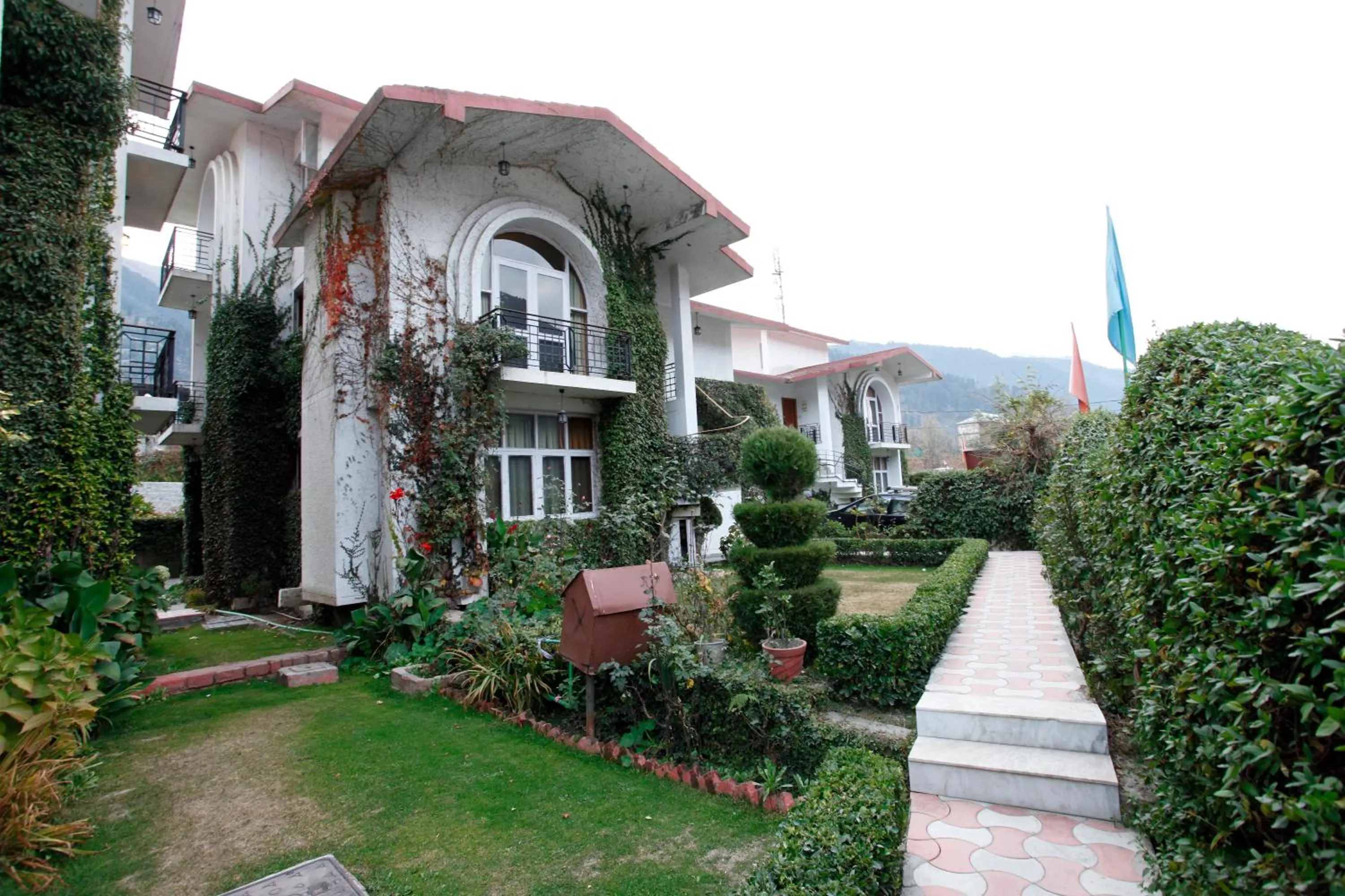 Property building in De Vivendi Resorts, Manali with 35000 Sqft Open Lawn