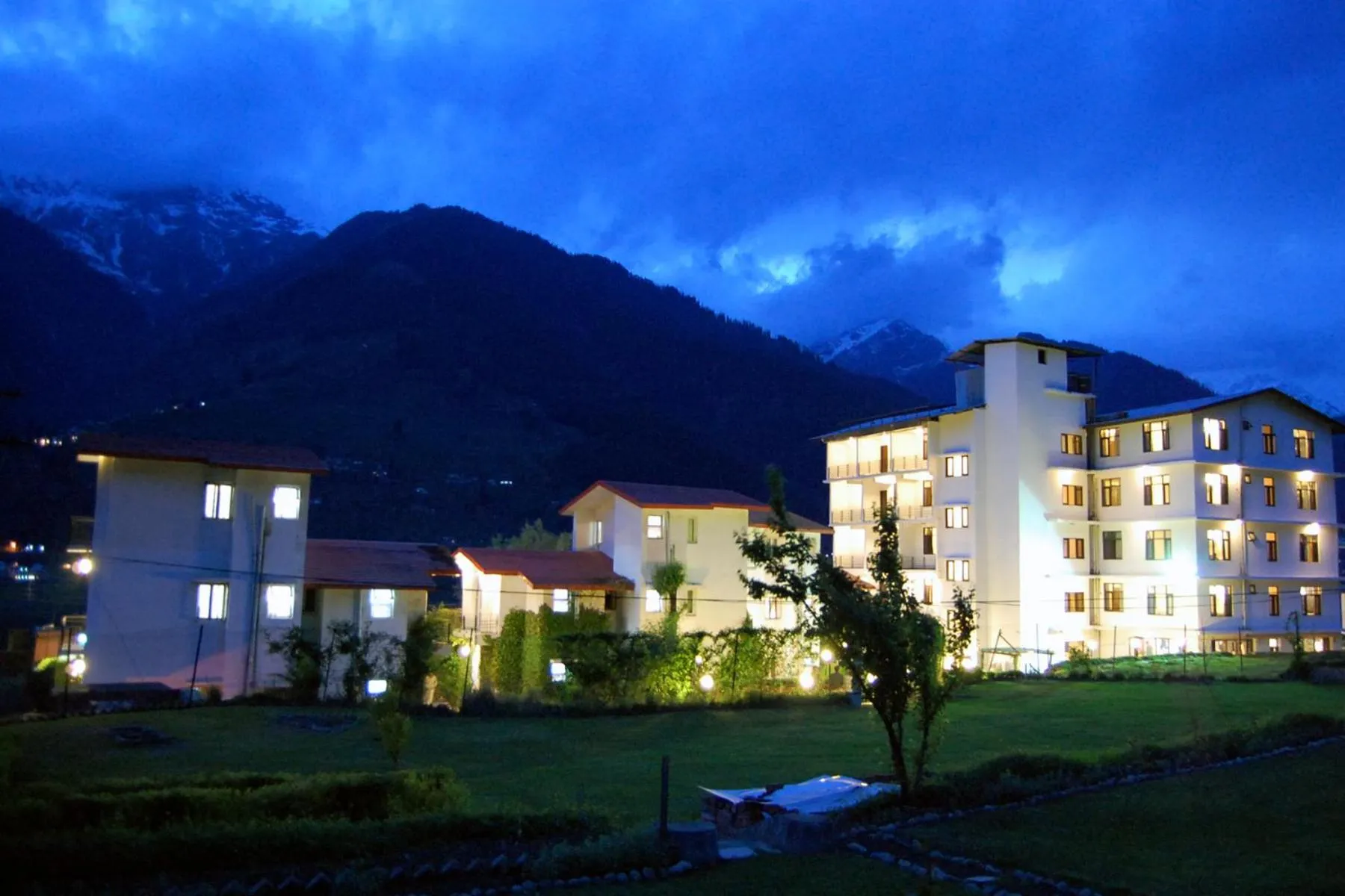 Property building in De Vivendi Resorts, Manali with 35000 Sqft Open Lawn