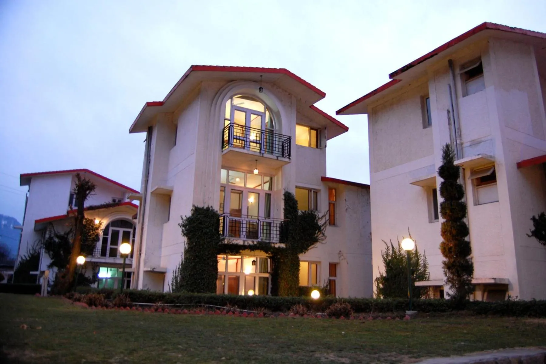 Property building in De Vivendi Resorts, Manali with 35000 Sqft Open Lawn