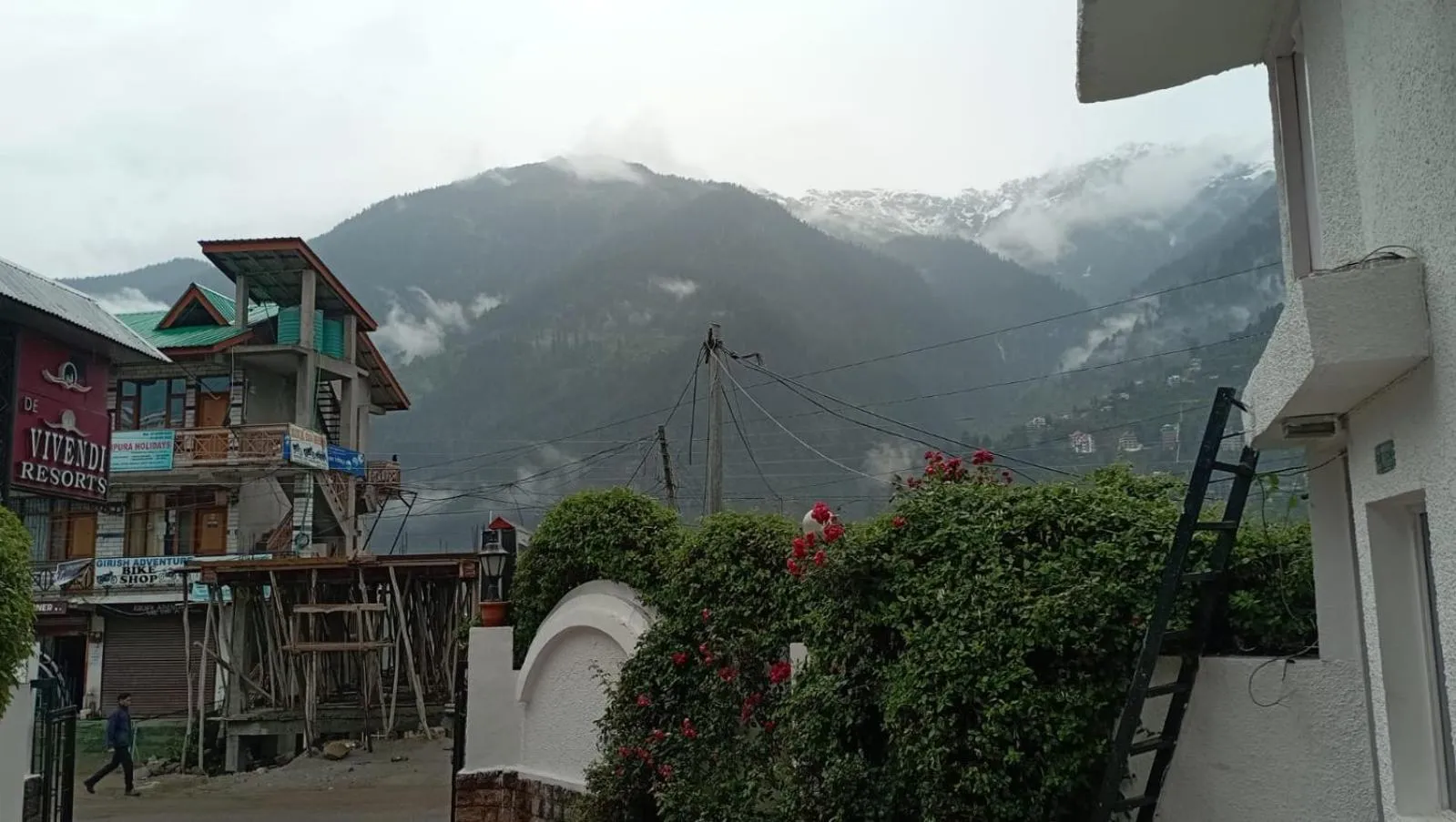 Mountain view in De Vivendi Resorts, Manali with 35000 Sqft Open Lawn