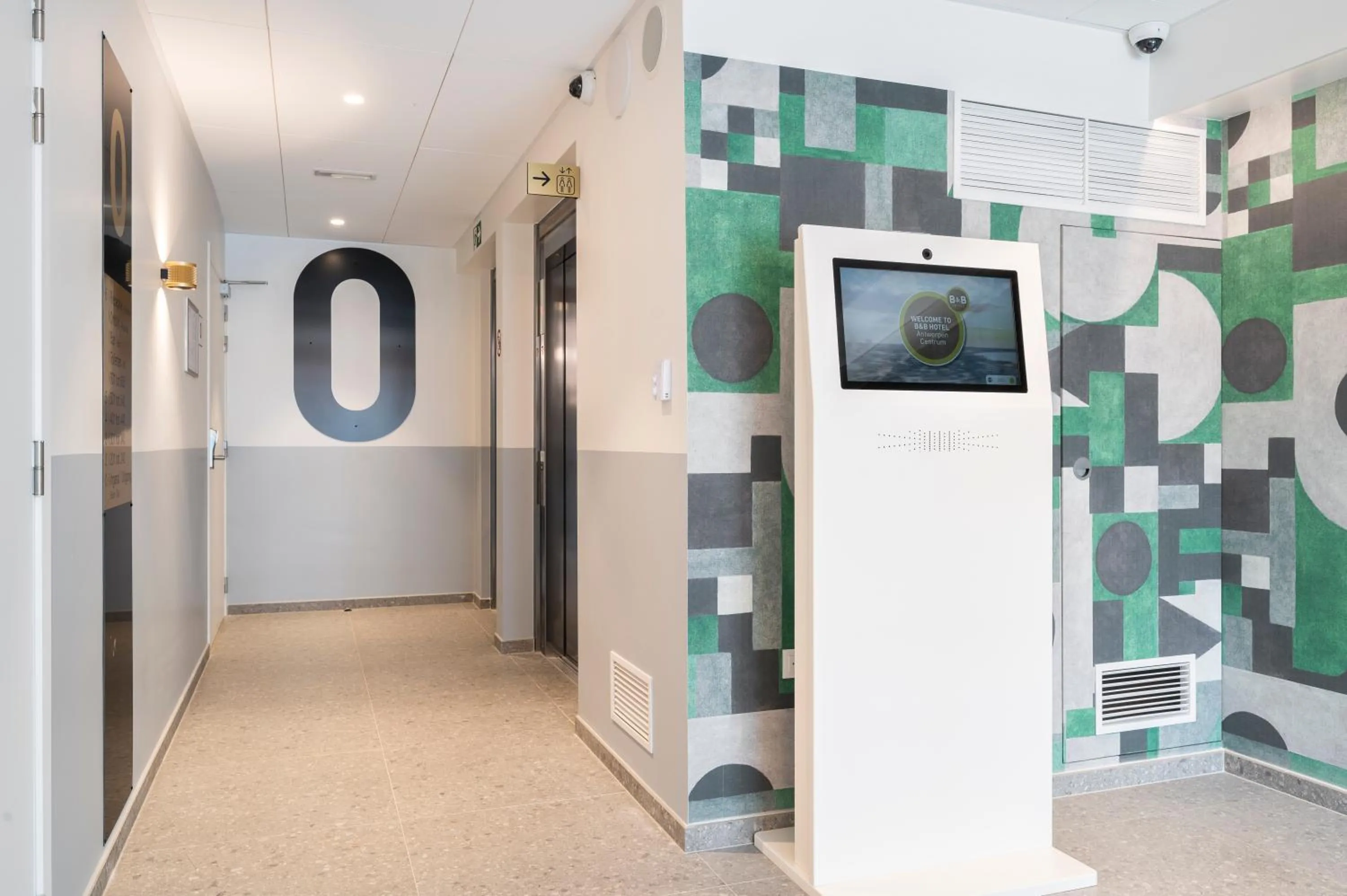 Lobby or reception in B&B HOTEL Antwerpen Centrum