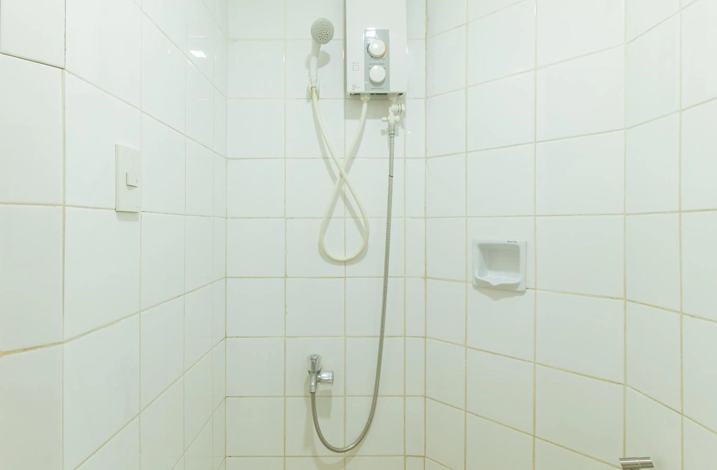 Shower in RedDoorz near EDSA Camp Crame