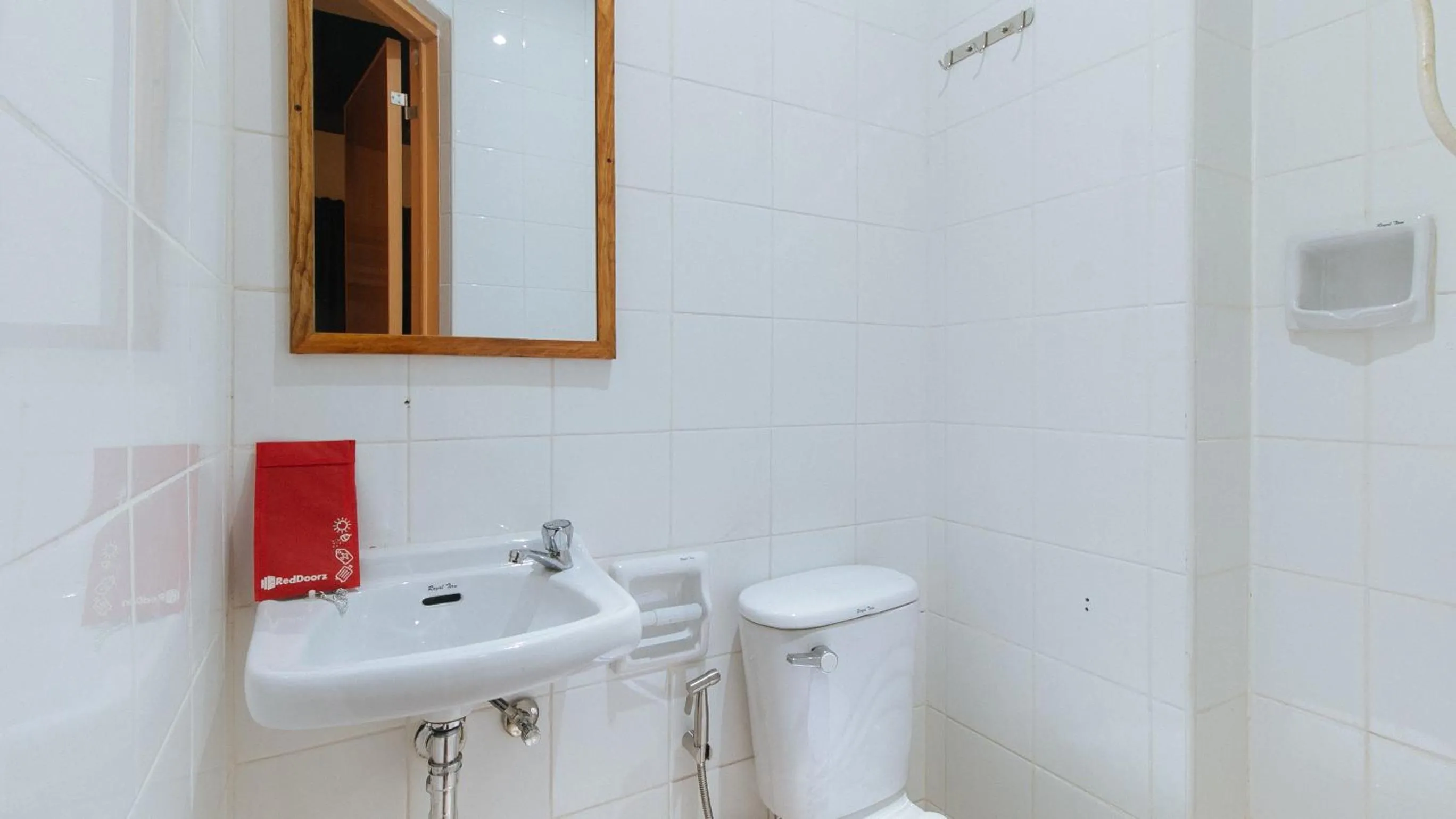 Bathroom in RedDoorz near EDSA Camp Crame