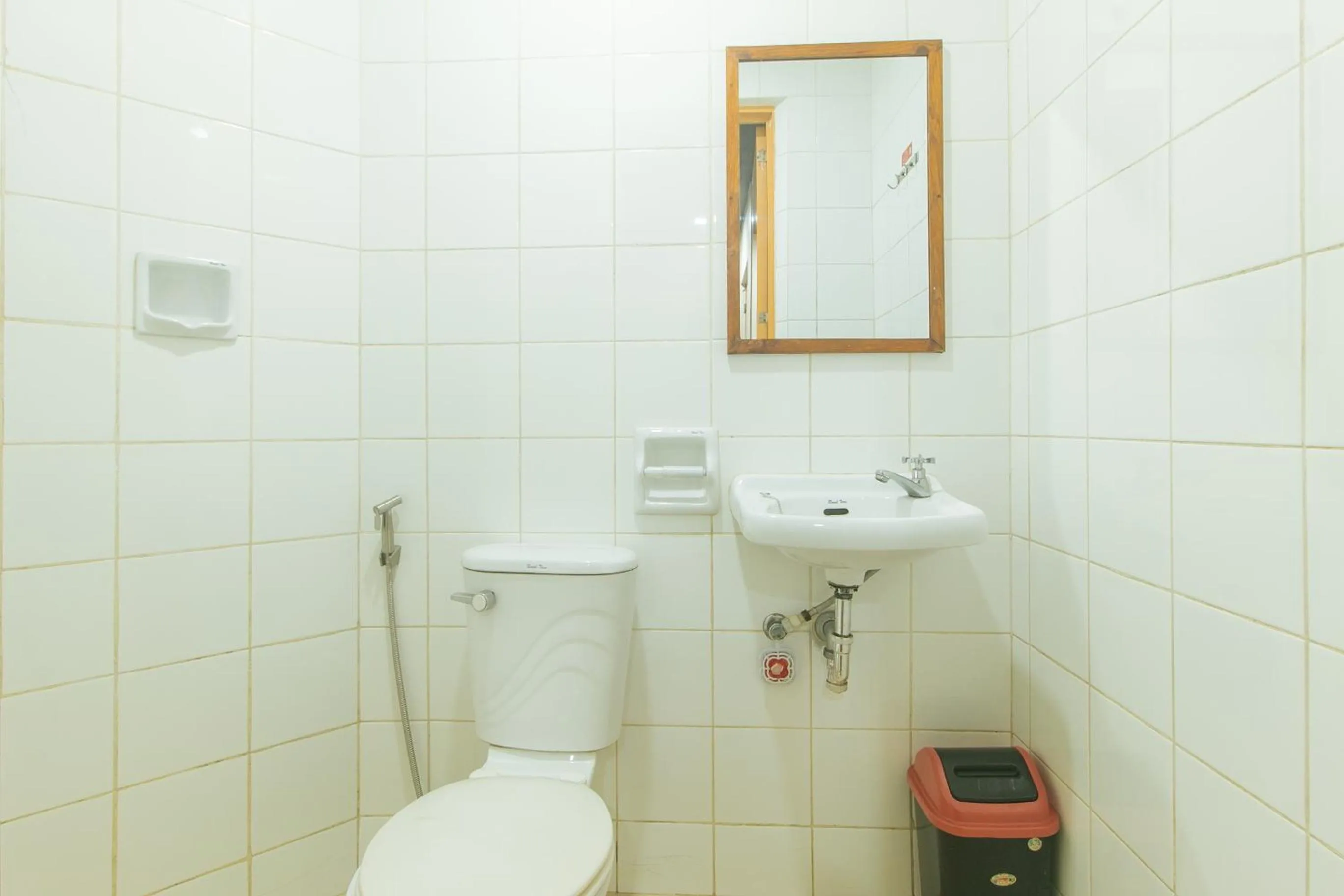 Toilet in RedDoorz near EDSA Camp Crame