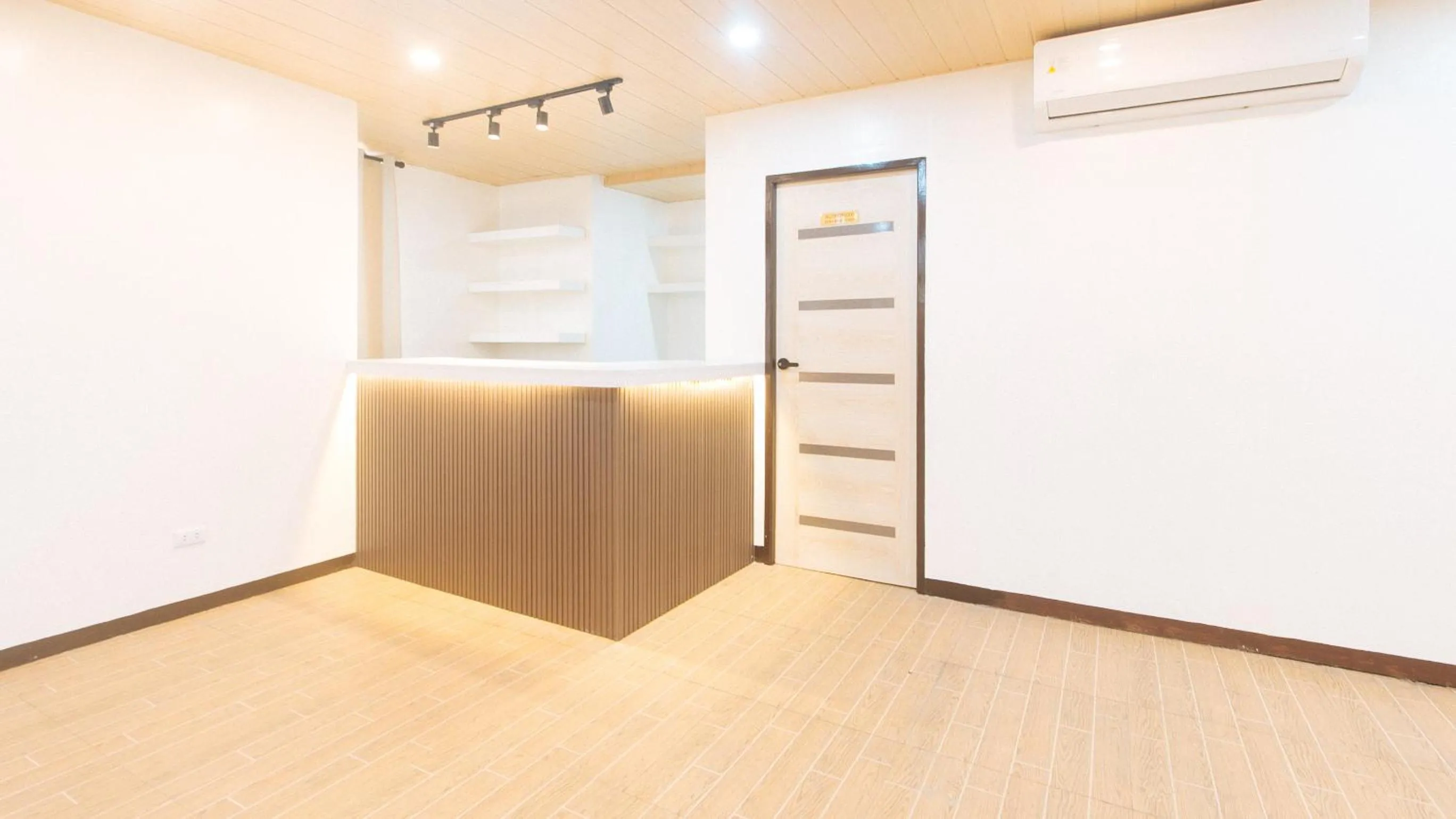 air conditioner in RedDoorz at RJs Bldg near Lyceum Gen Trias Cavite