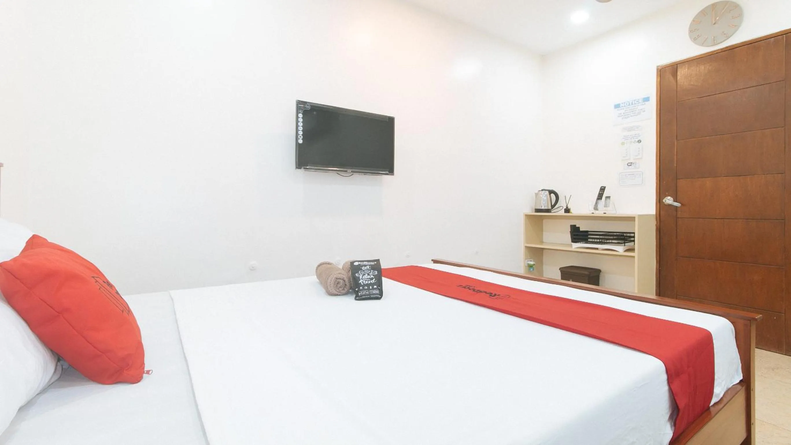 TV and multimedia, Bed in RedDoorz at RJs Bldg near Lyceum Gen Trias Cavite