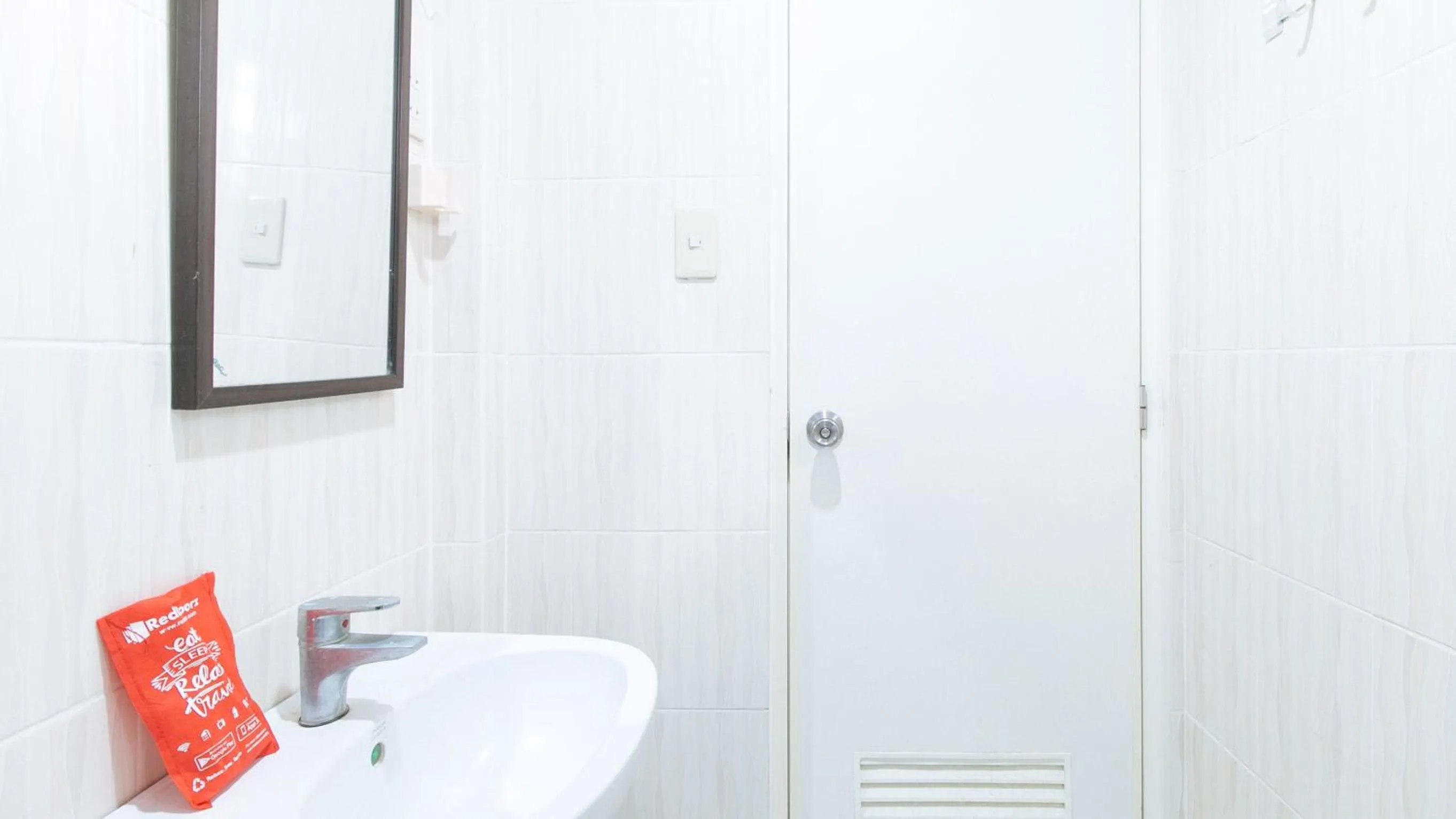 Toilet in RedDoorz at RJs Bldg near Lyceum Gen Trias Cavite