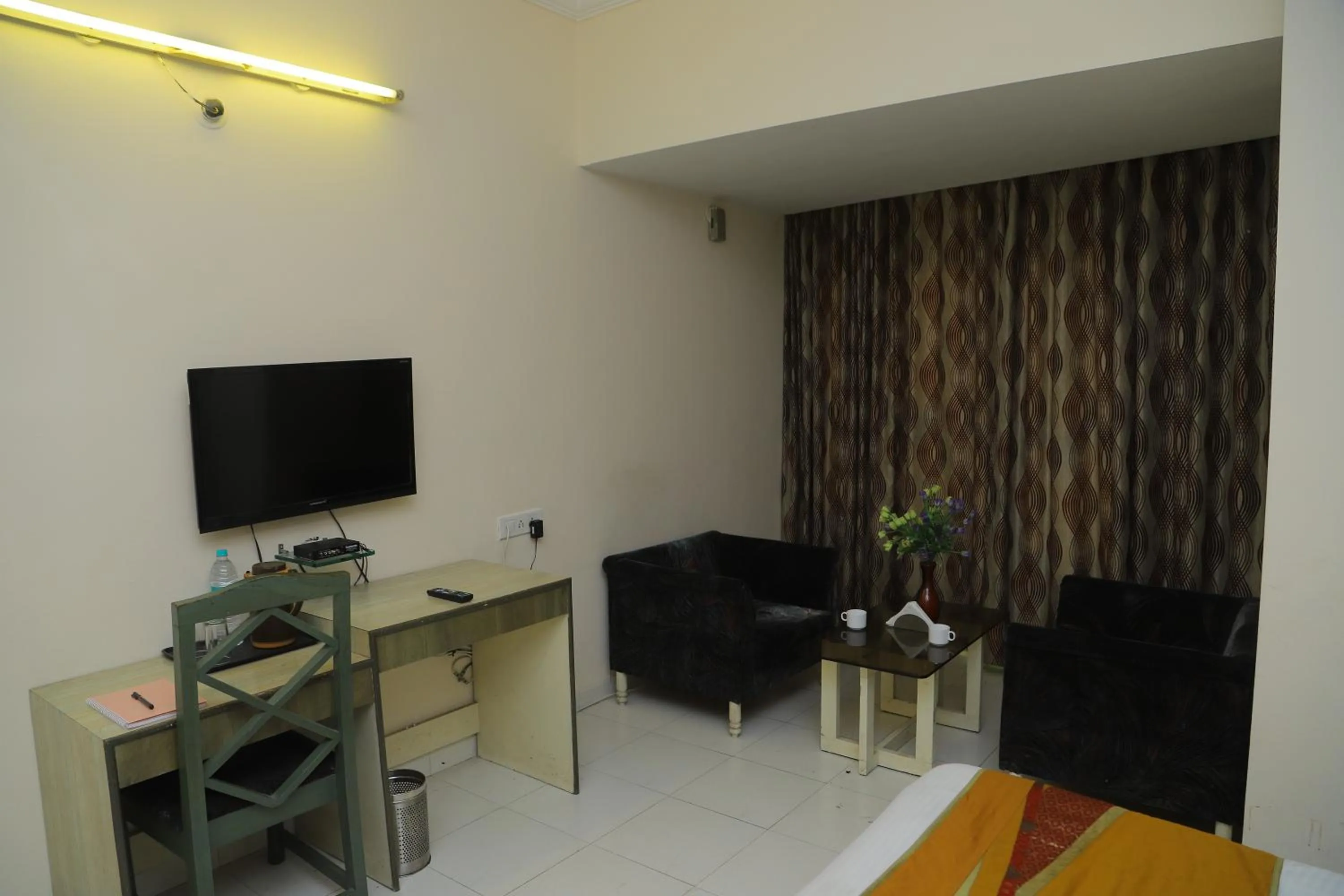 Communal lounge/ TV room in Hotel Grand Tower