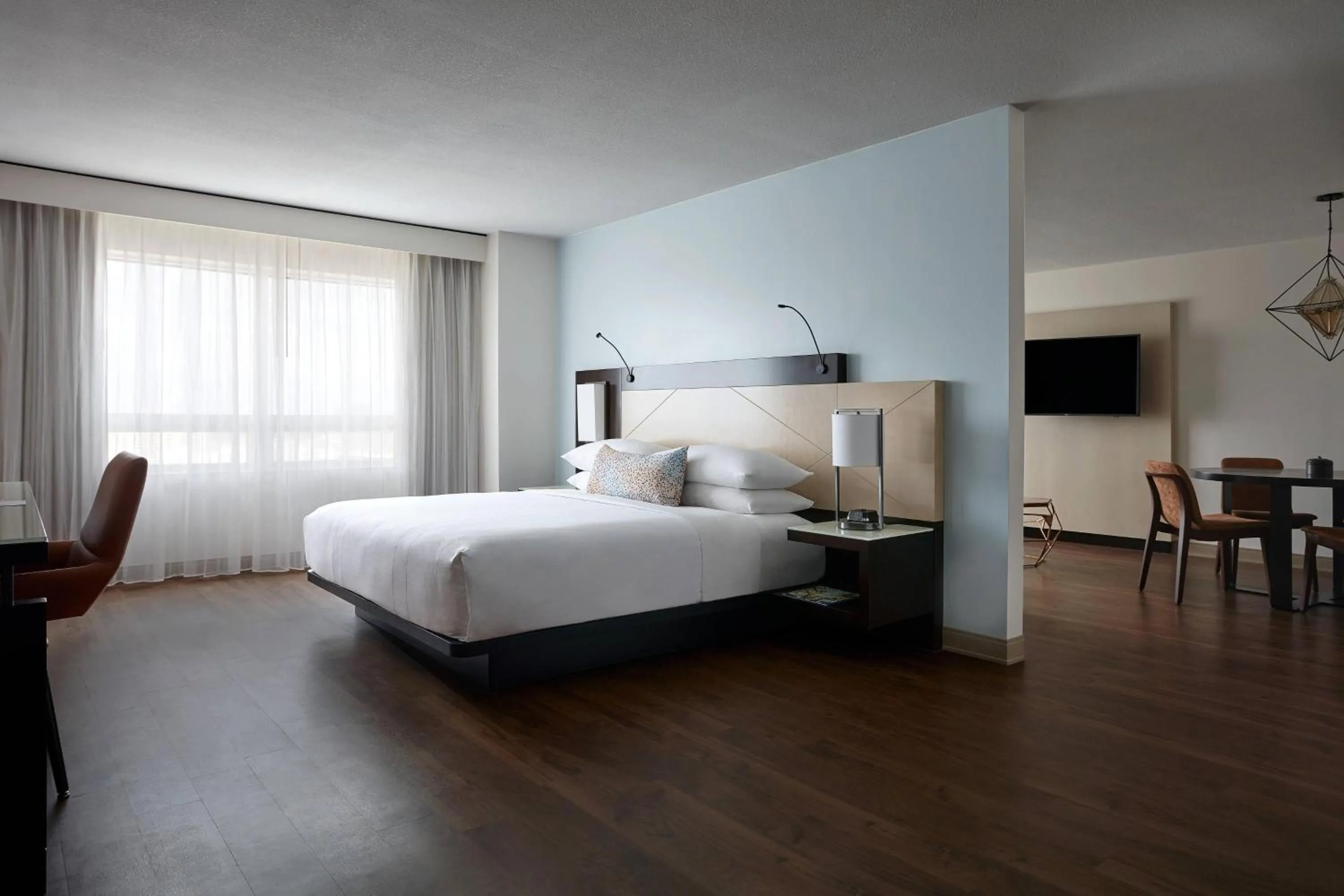 Photo of the whole room, Bed in Marriott Orlando Downtown