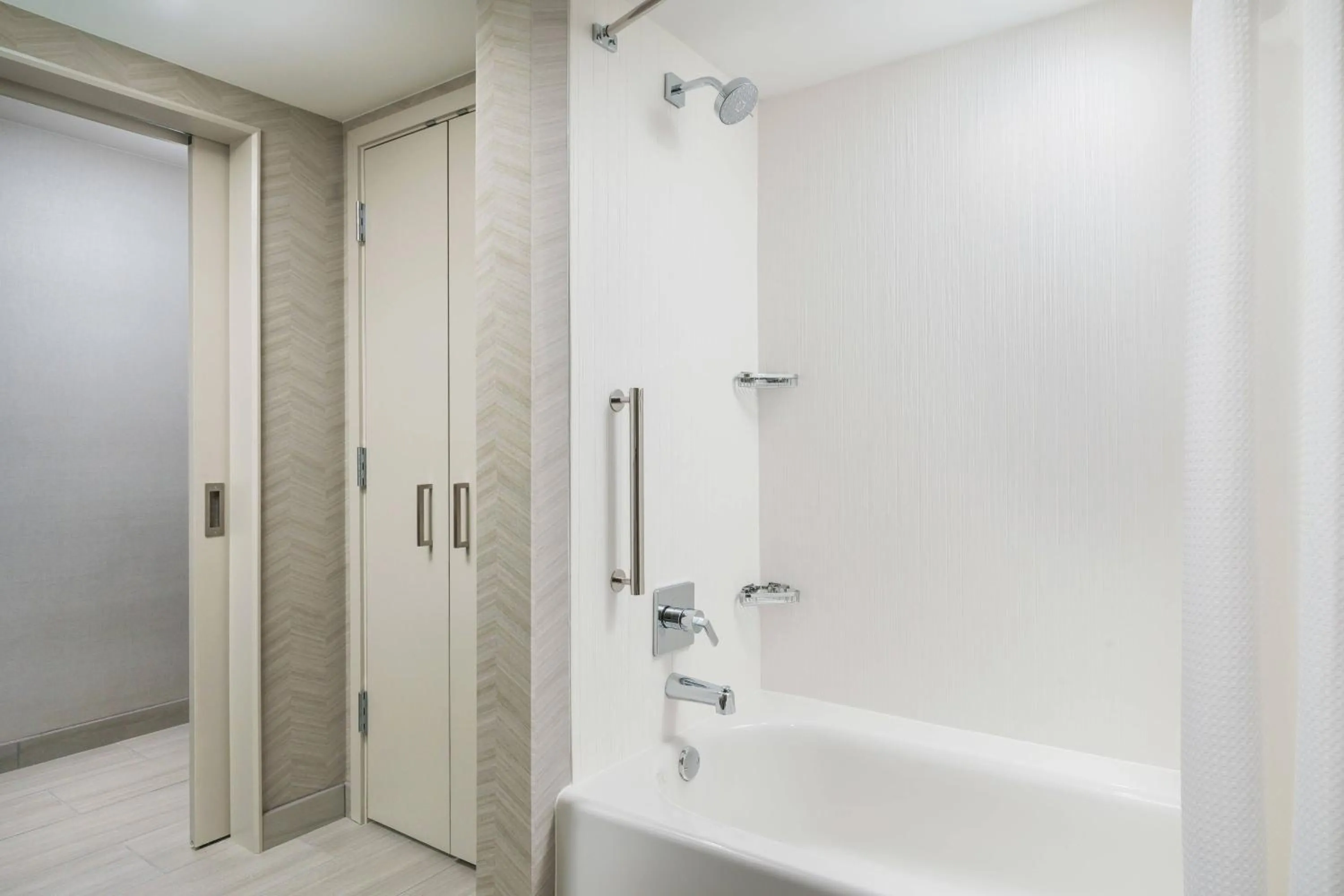 Bathroom in Courtyard by Marriott Orlando Downtown