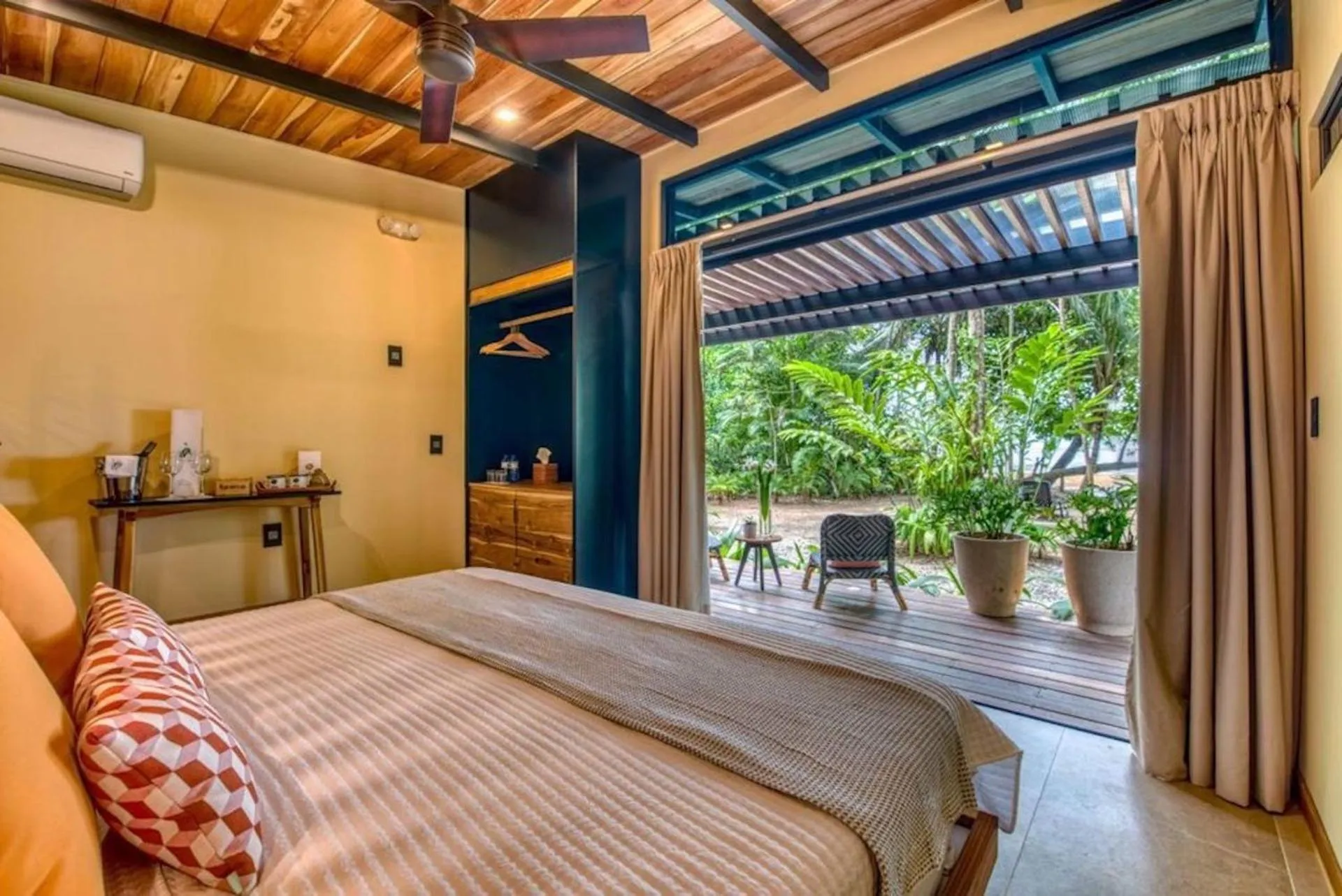 King Room with Sea View in awā Beachfront Hotel