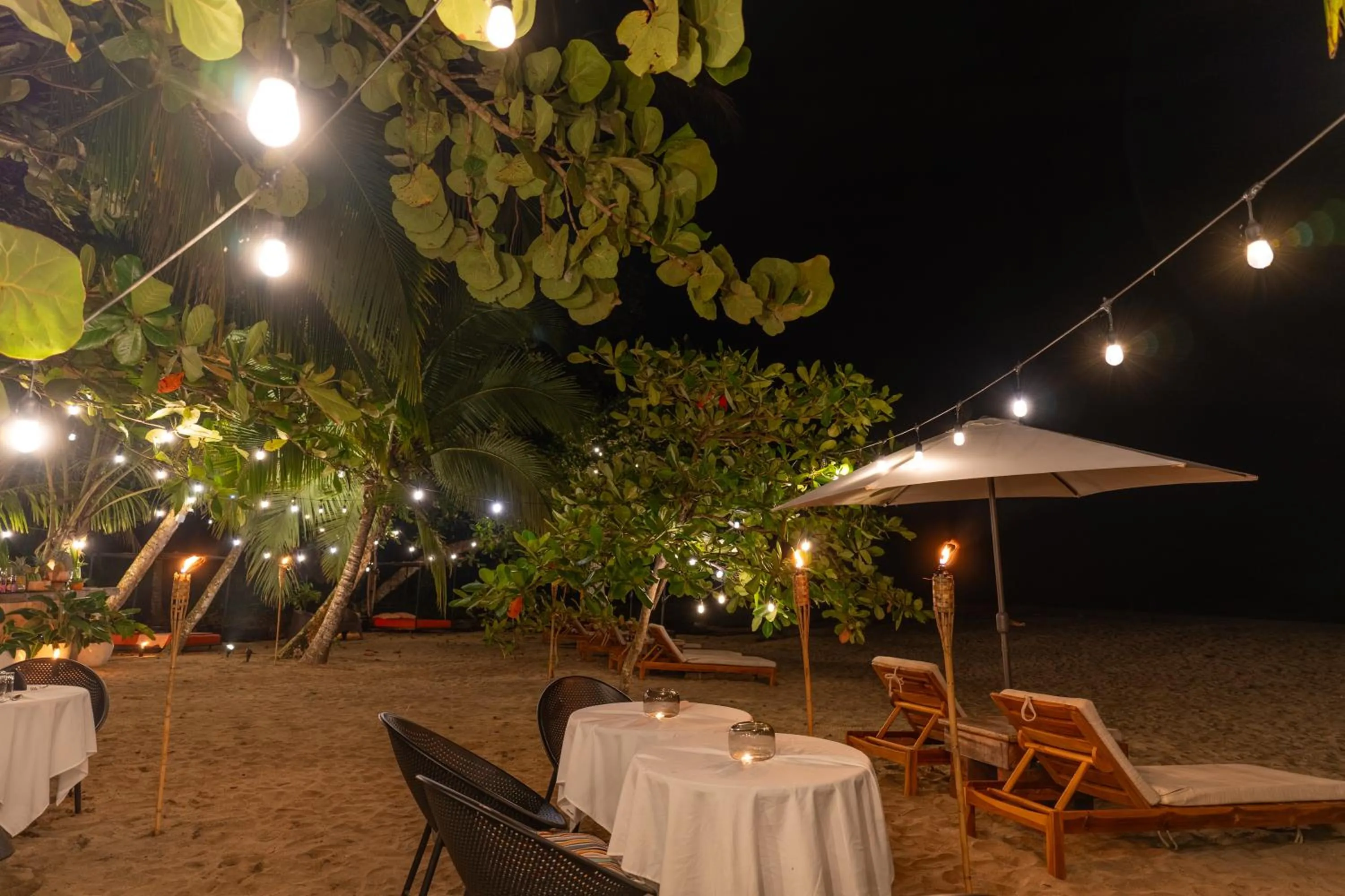 Beach in awā Beachfront Hotel