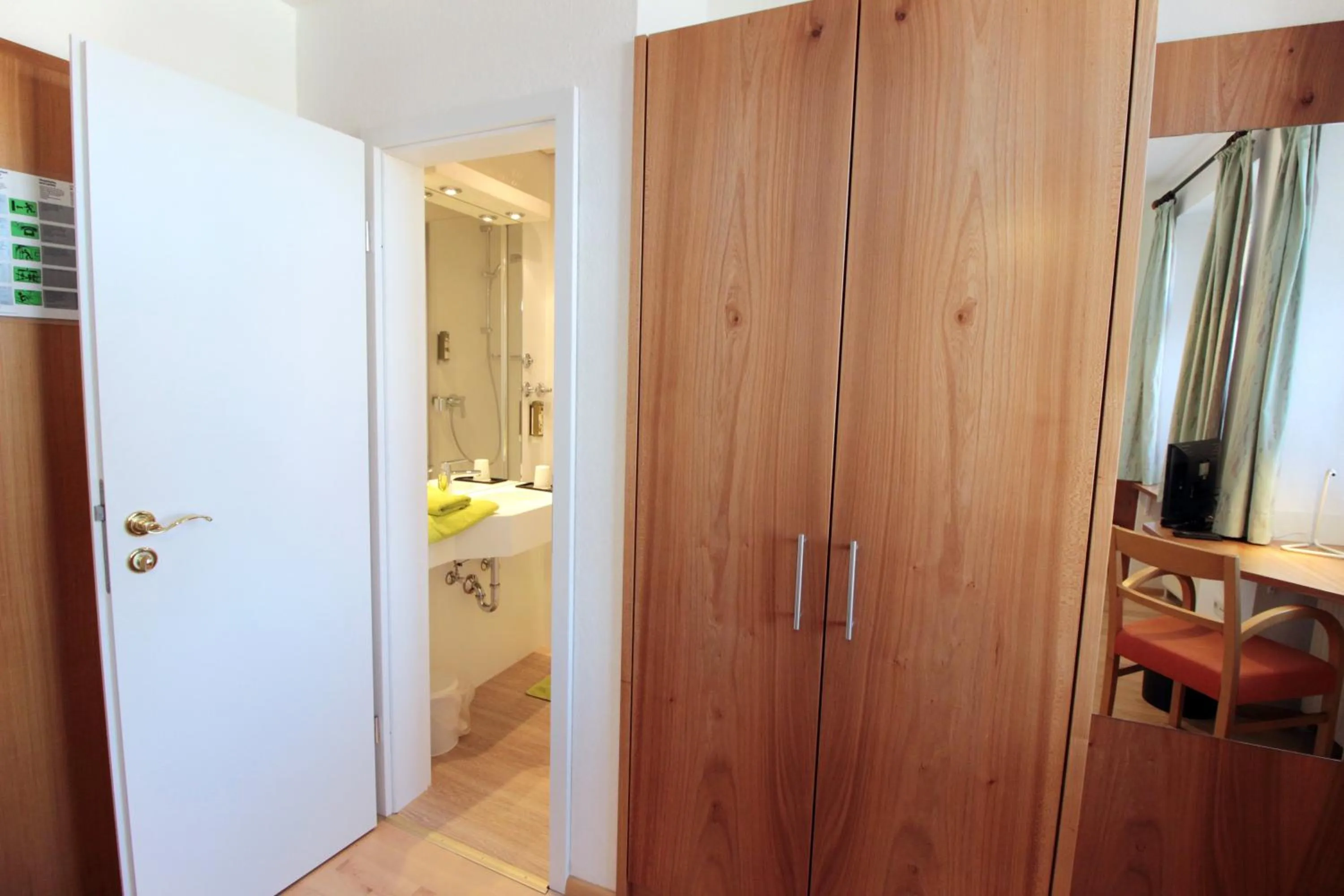 wardrobe in An der Persiluhr Stadt-gut-Hotel