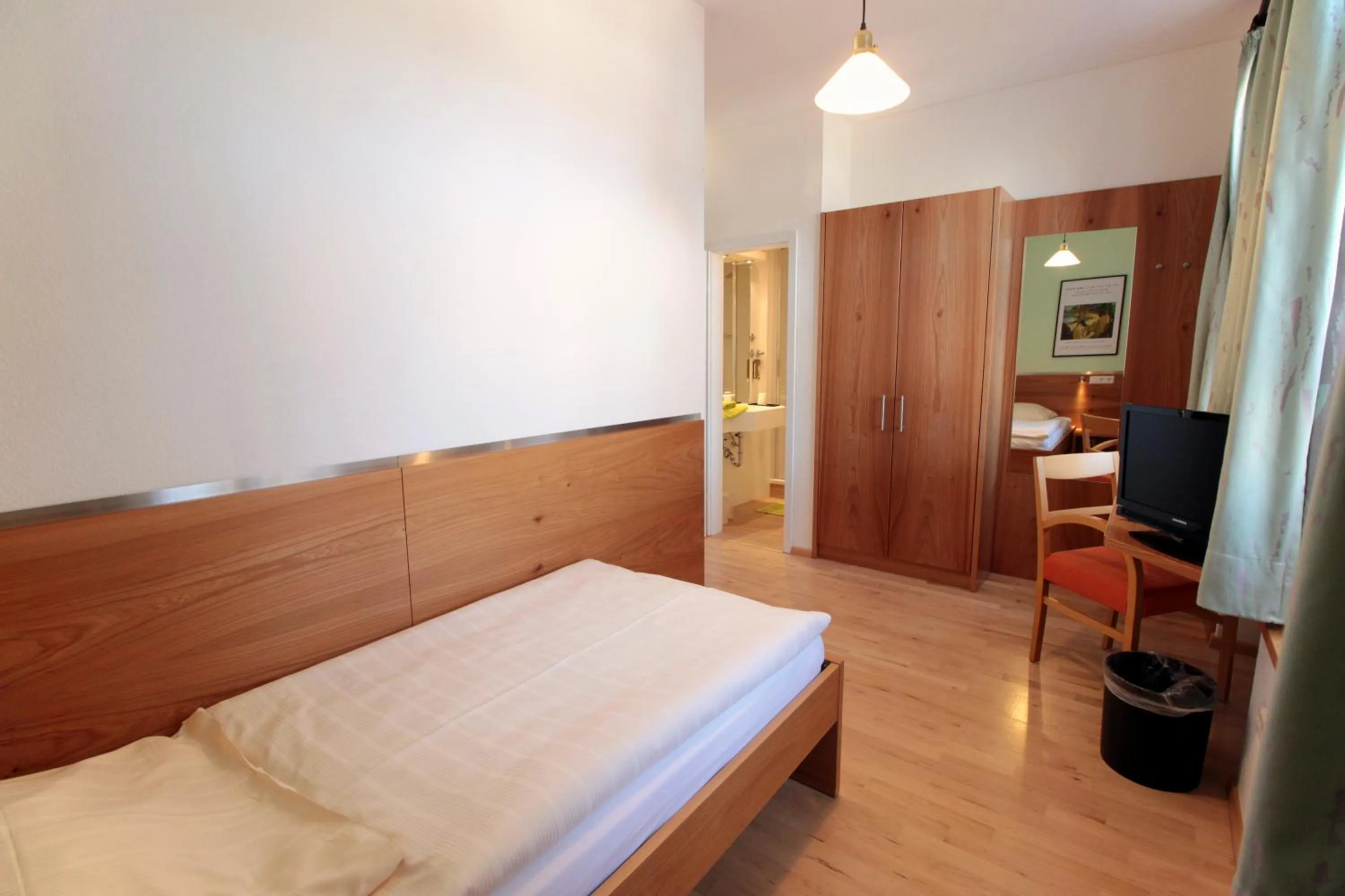 Photo of the whole room, Bed in An der Persiluhr Stadt-gut-Hotel