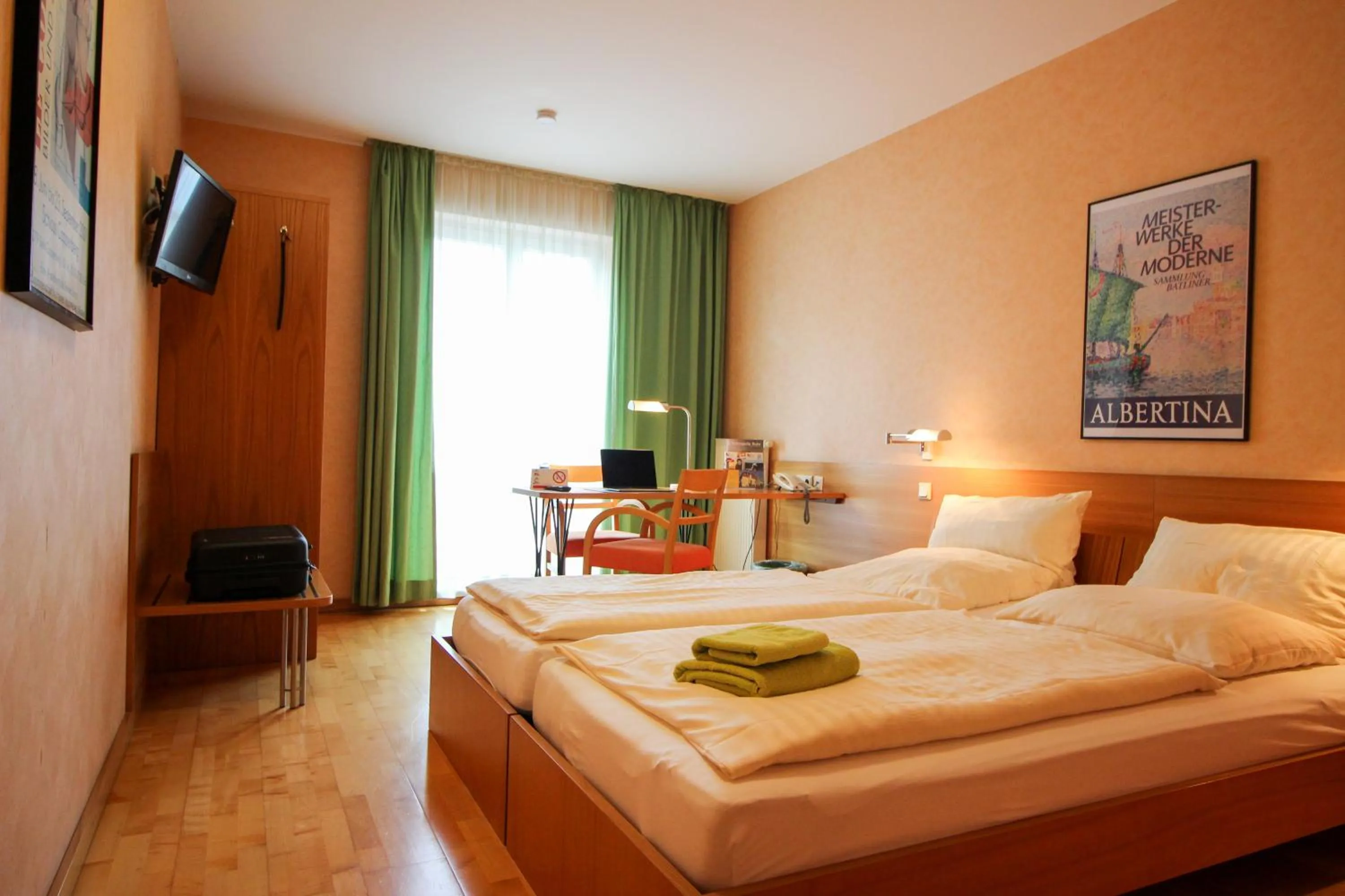 Photo of the whole room, Bed in An der Persiluhr Stadt-gut-Hotel