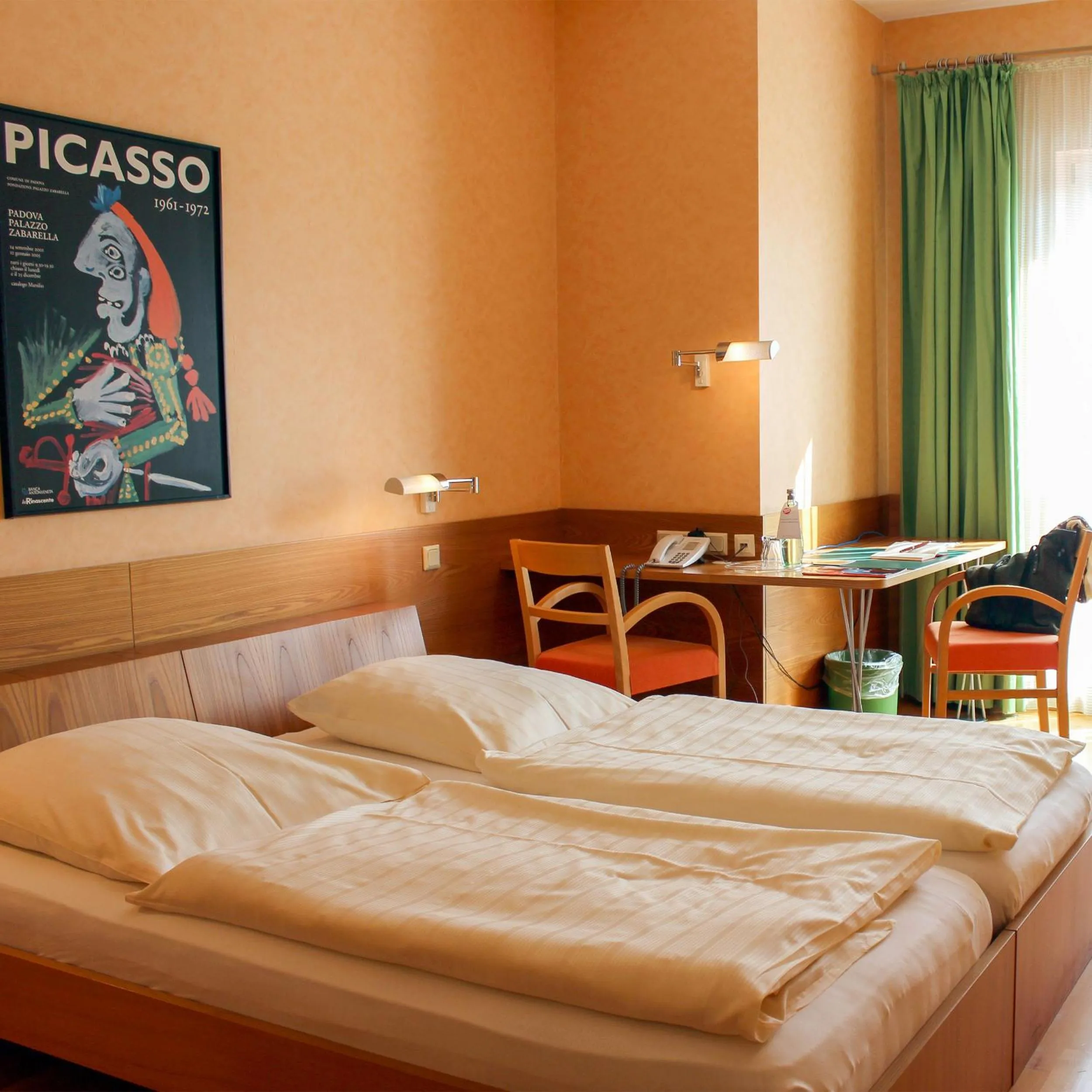 Photo of the whole room, Bed in An der Persiluhr Stadt-gut-Hotel