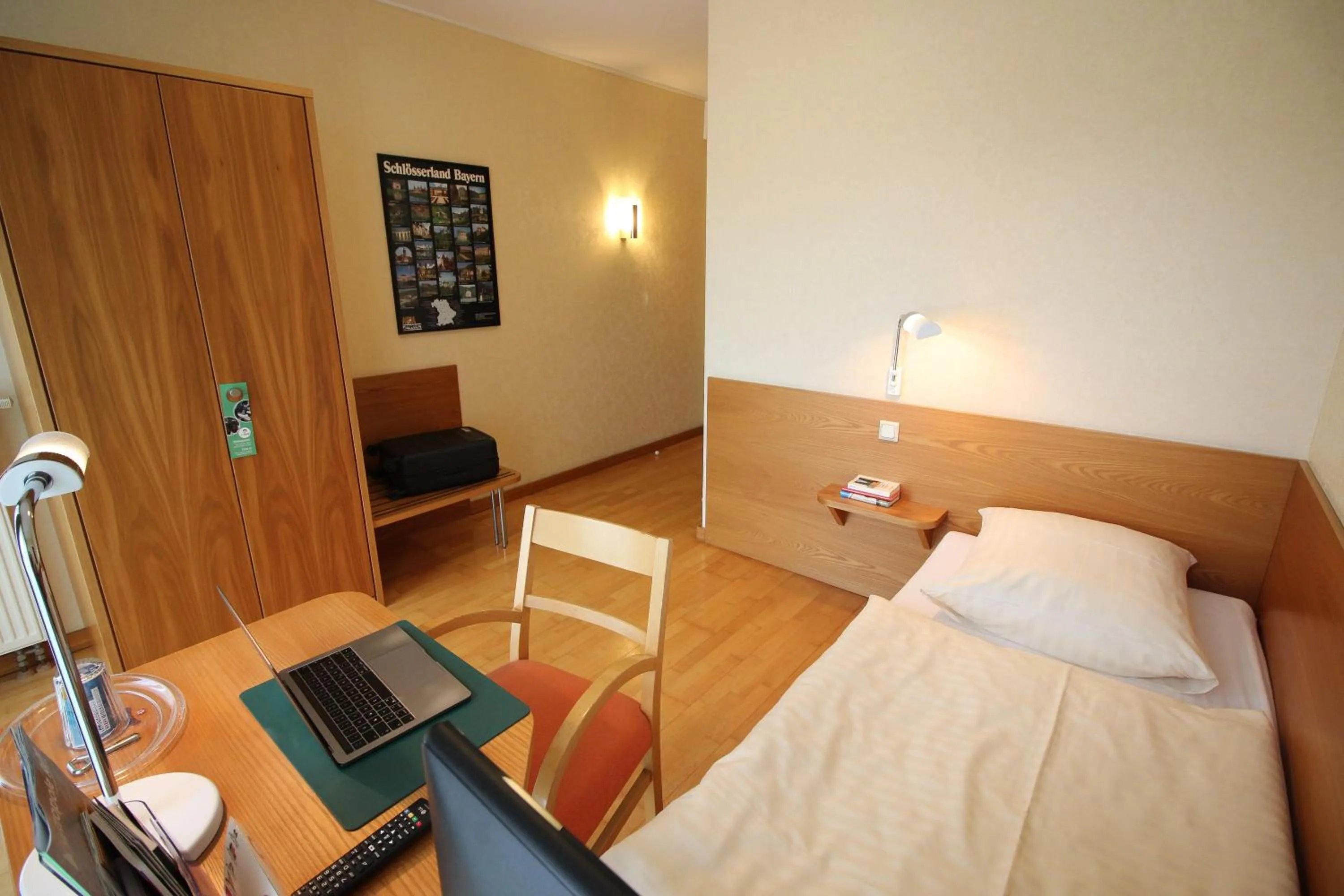 Photo of the whole room, Bed in An der Persiluhr Stadt-gut-Hotel