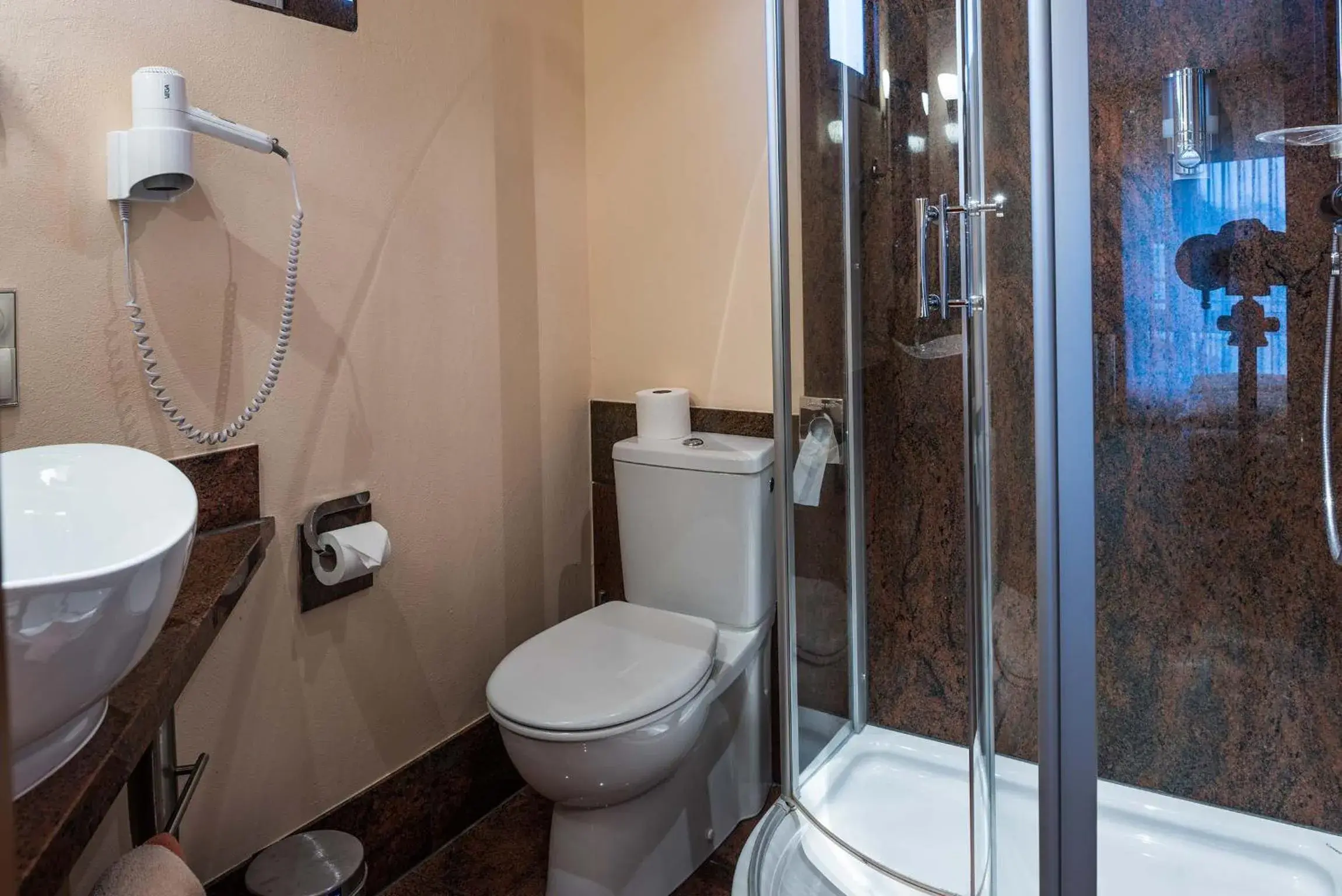 Single Room in Hotel Sperling mit E-Ladestation Single Room in Hotel Sperling mit E-Ladestation