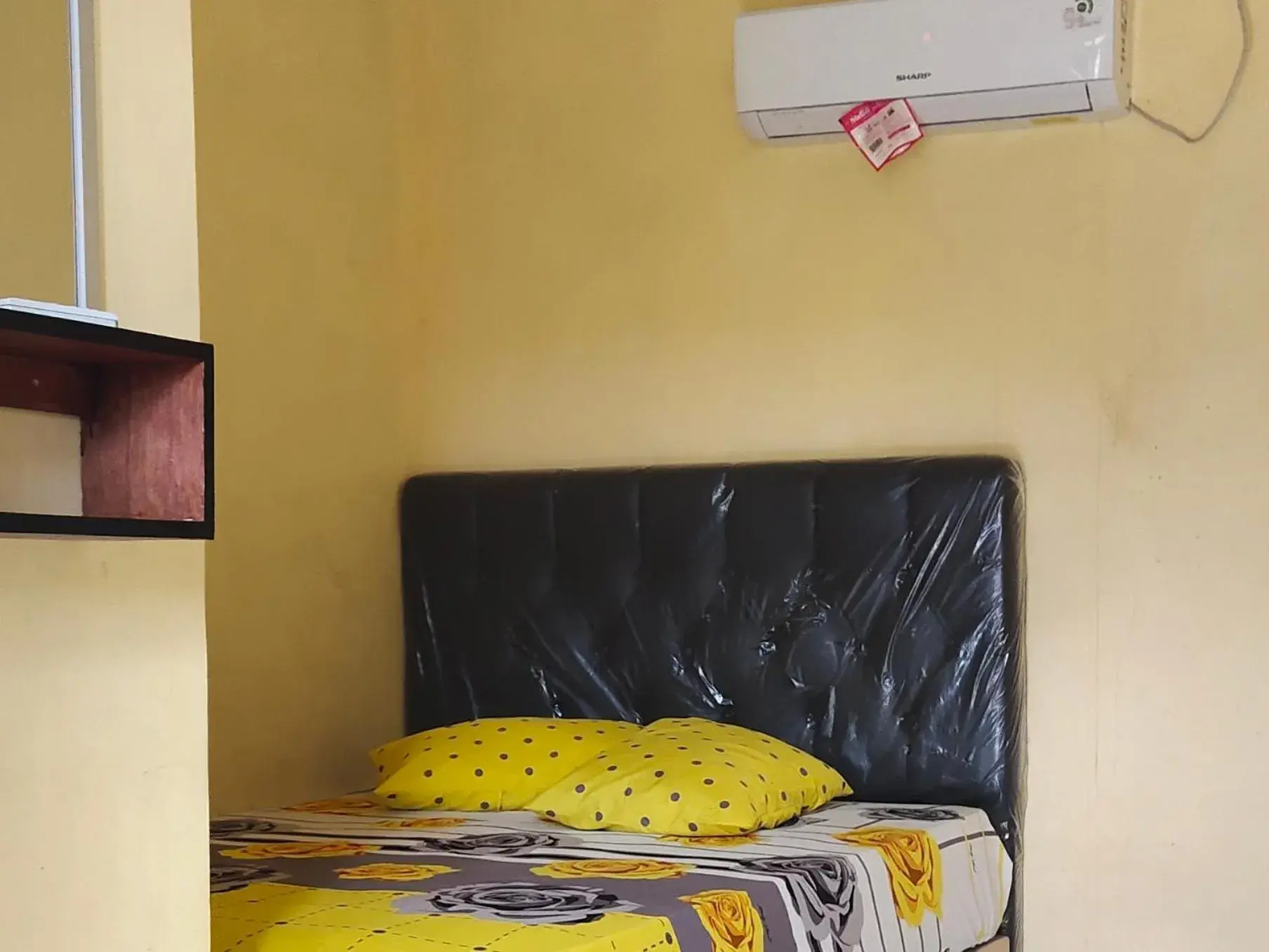 Bed in penginapan karanglaut santolo Bed in penginapan karanglaut santolo