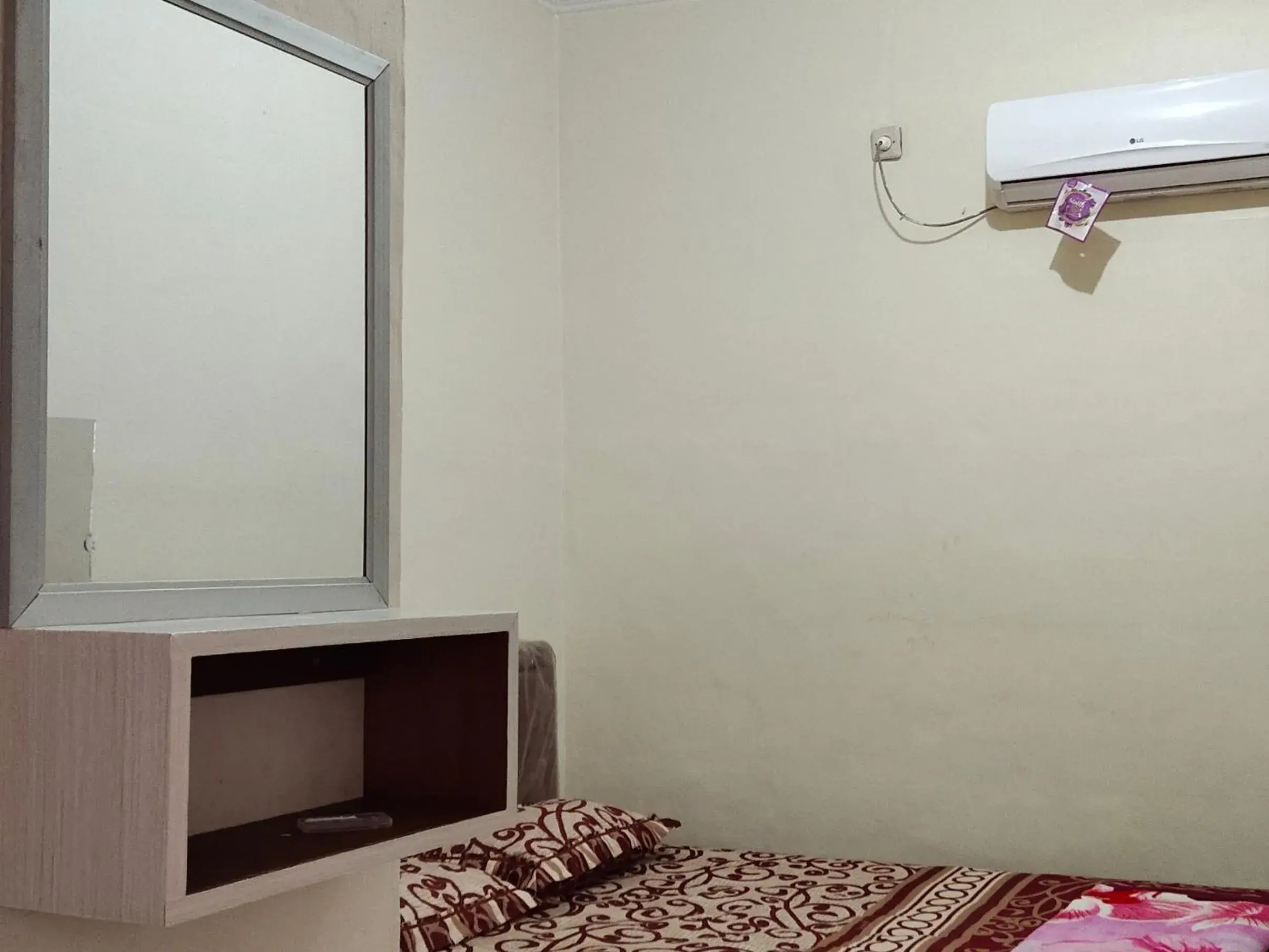 Bed in penginapan karanglaut santolo Bed in penginapan karanglaut santolo