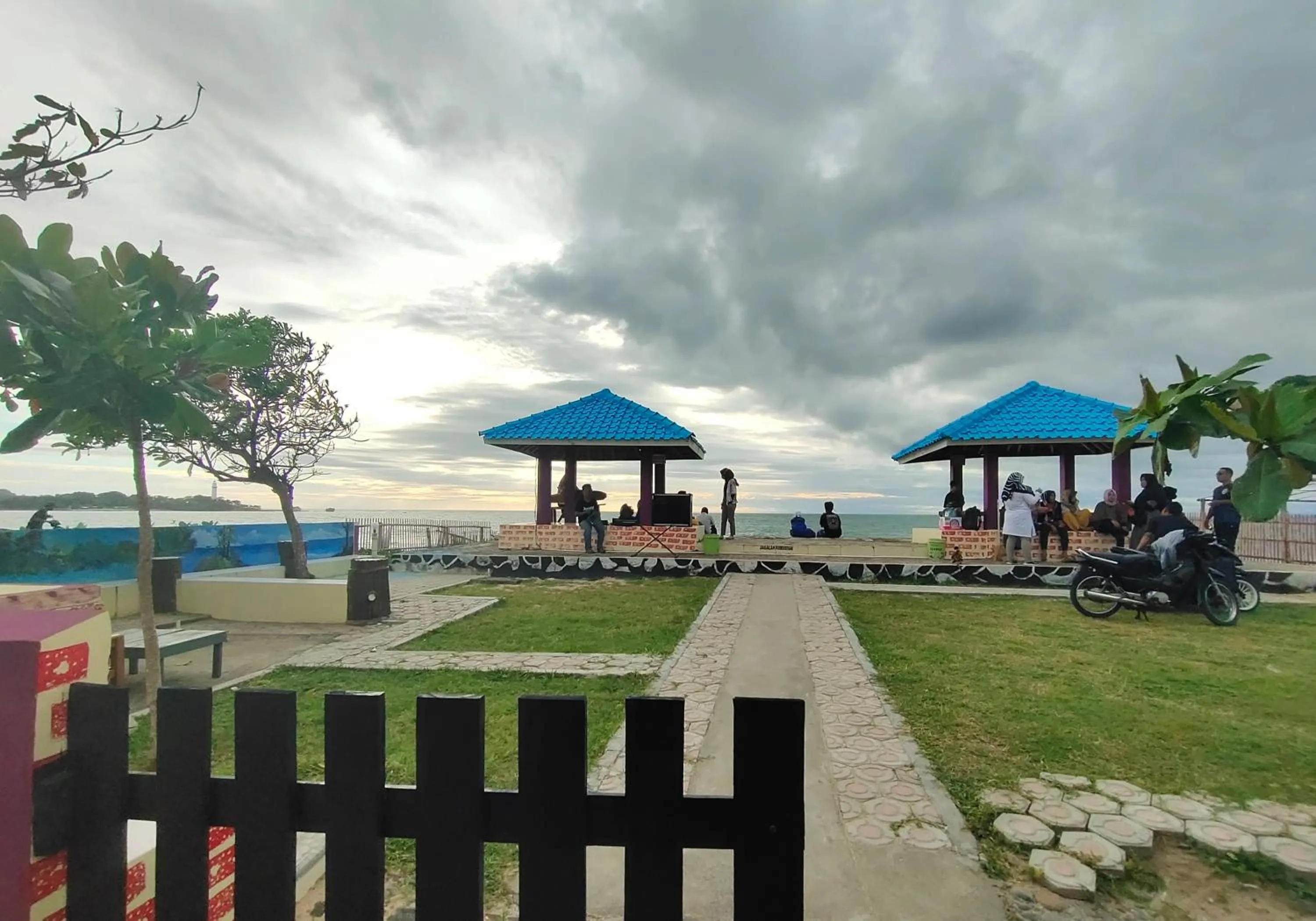 penginapan karanglaut santolo