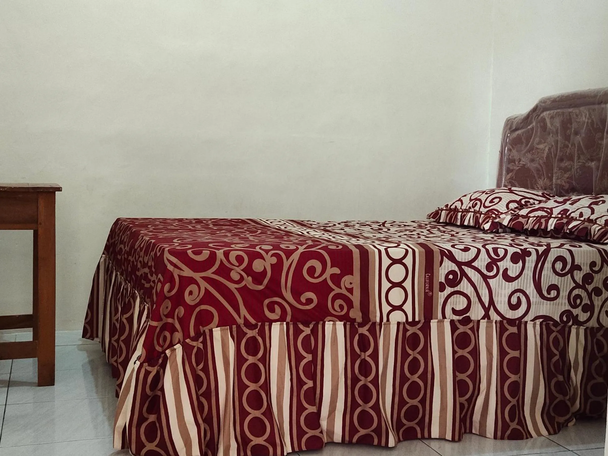 Bed in penginapan karanglaut santolo