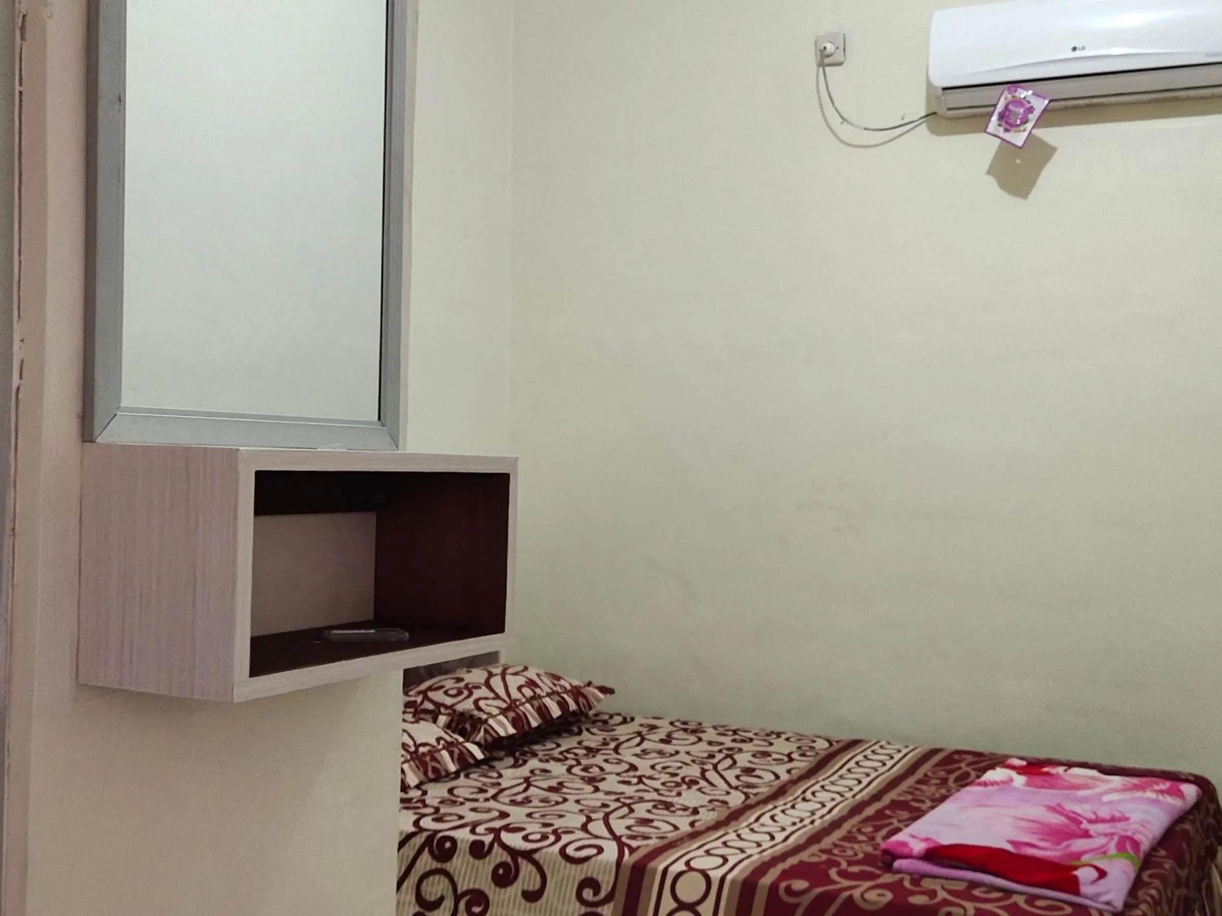 Bed in penginapan karanglaut santolo