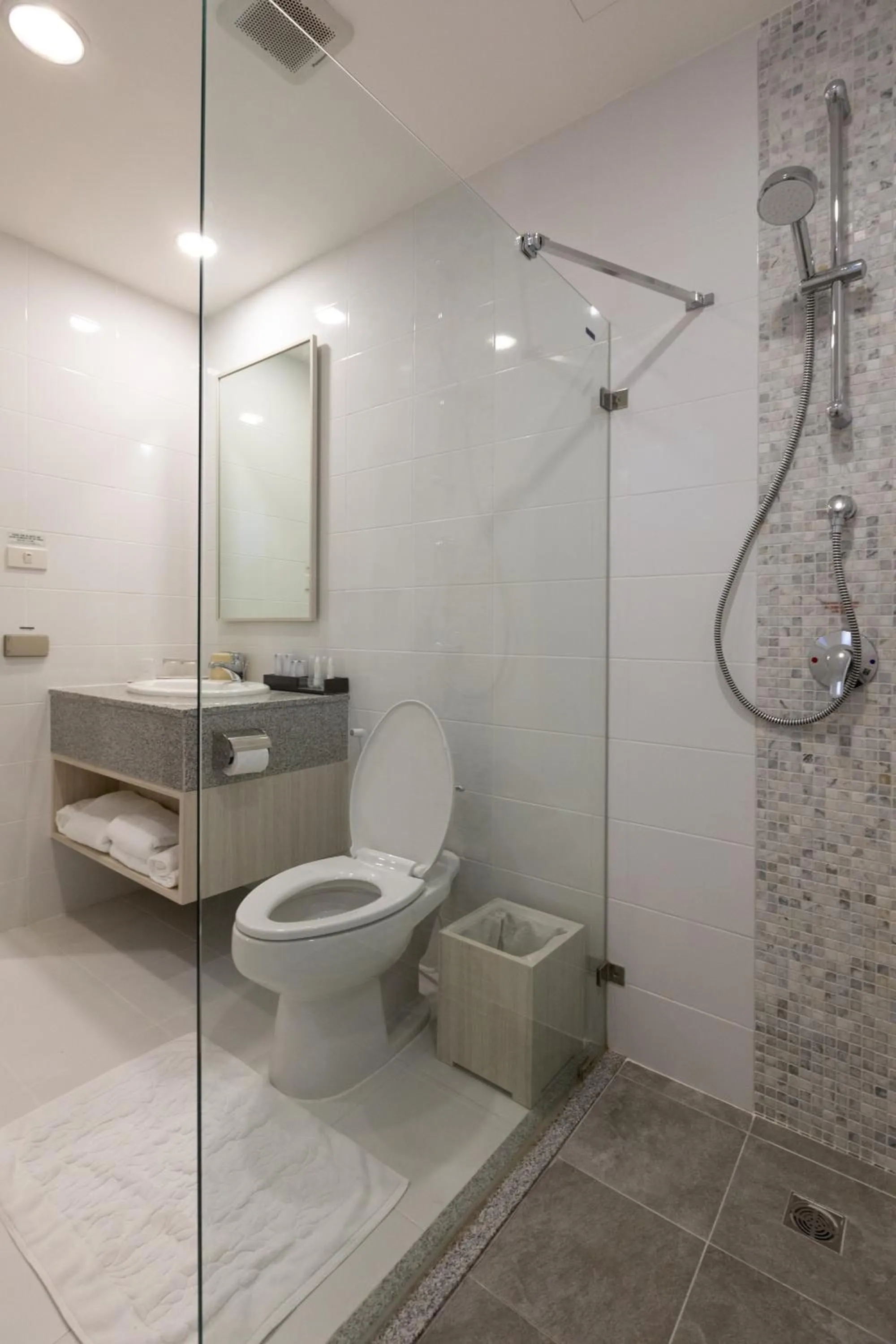 Shower in Kantary Hotel Banchang