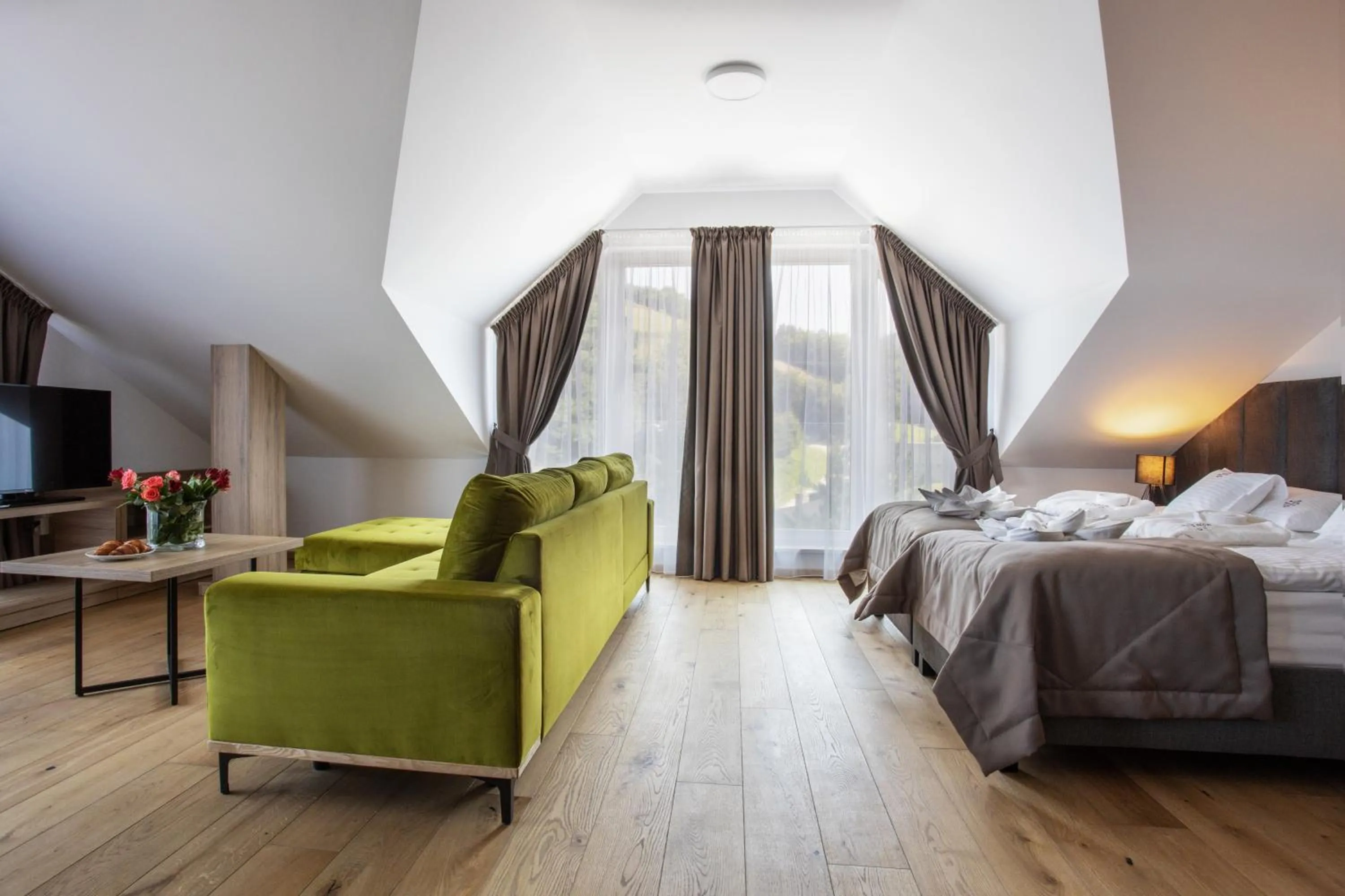 Communal lounge/ TV room, Bed in Hotel Beskid BALNEO Medical Resort & SPA