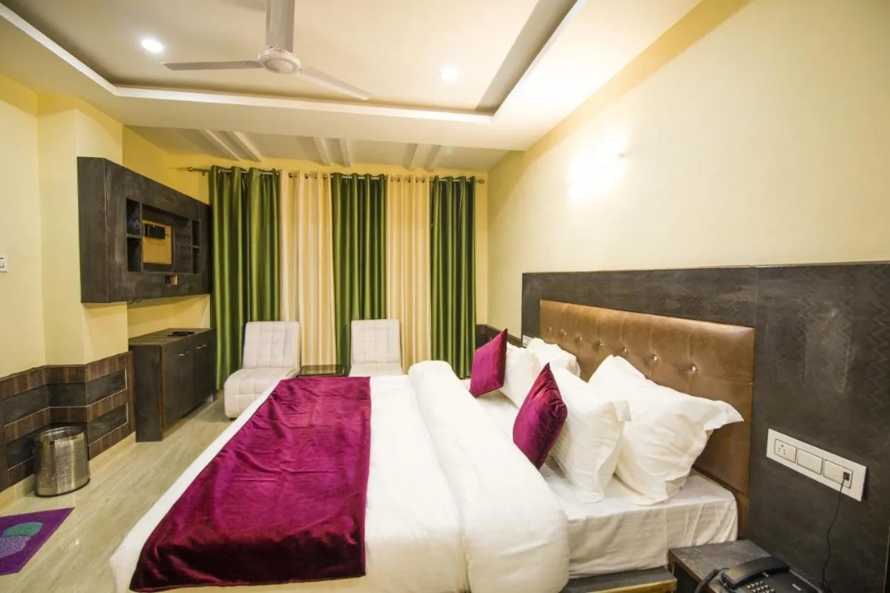 Bedroom, Bed in Vella Marina Group of Hotels Mount-Hotels Best Prices Guaranteed with Deals- Free Parking-cricket stadium 10 km-Mcleodganj 2 km- Bhagsunag 4 km
