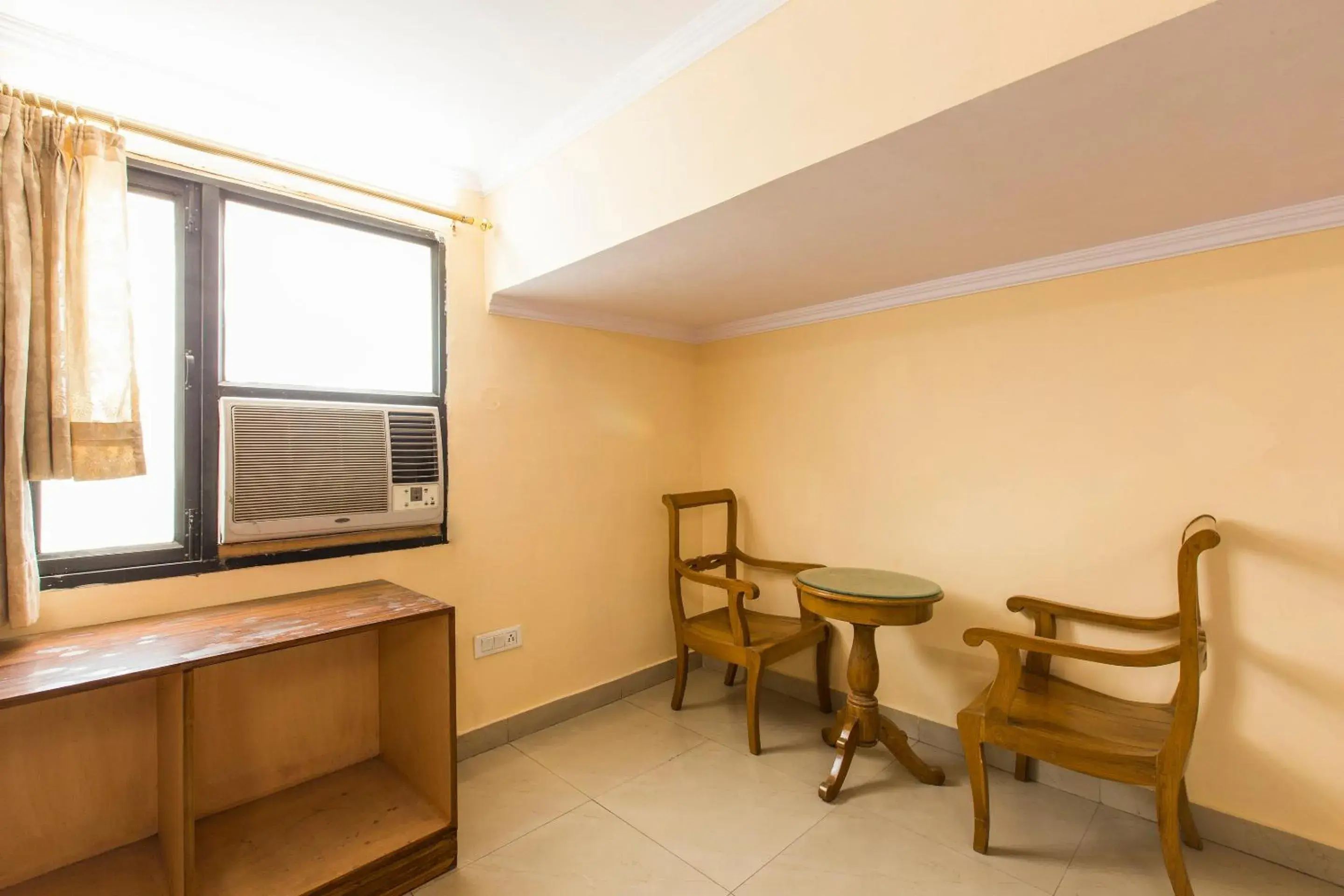 Bedroom, TV/Entertainment Center in OYO 15515 Hotel Landmark Inn