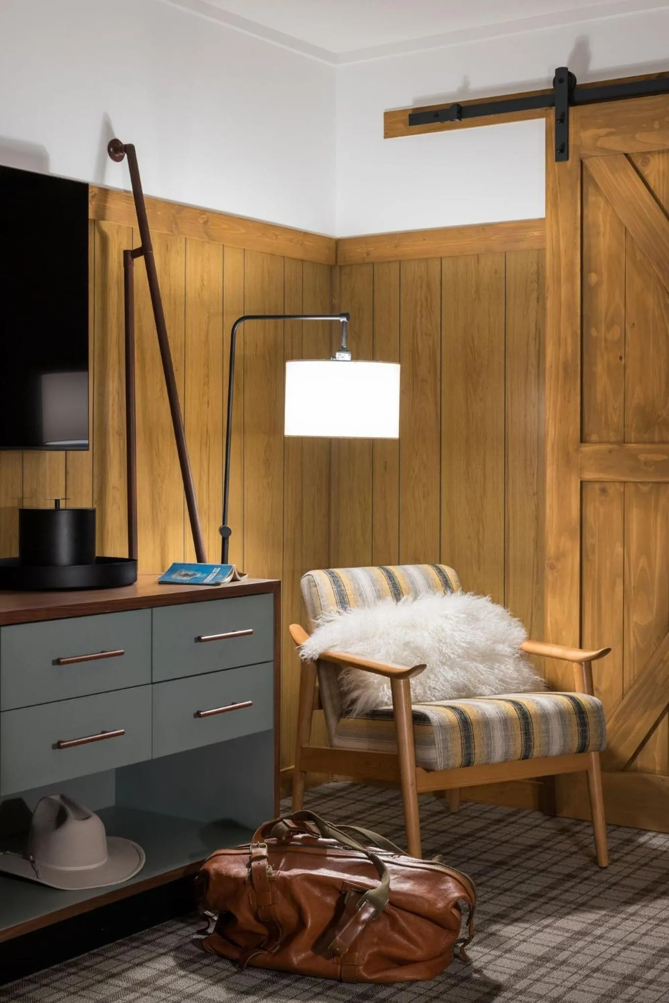 Photo of the whole room in The Virginian Lodge