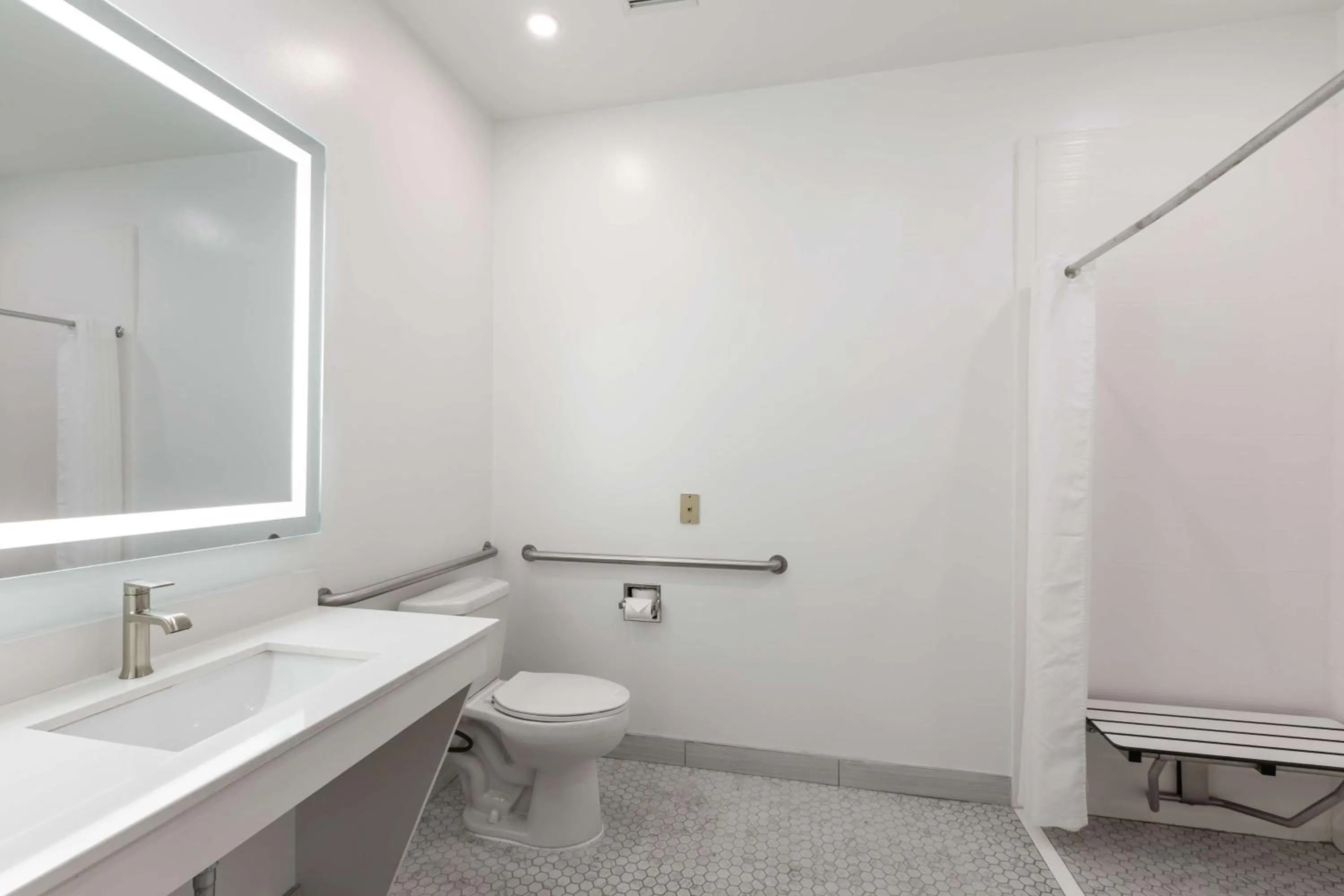 Bathroom in Best Western Inn & Suites - Midway Airport