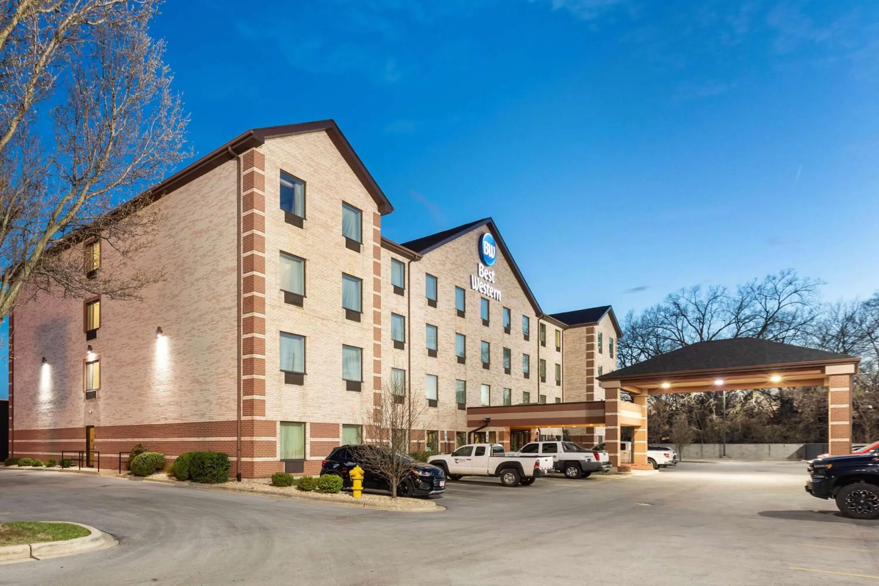 Property building in Best Western Inn & Suites - Midway Airport Property building in Best Western Inn & Suites - Midway Airport