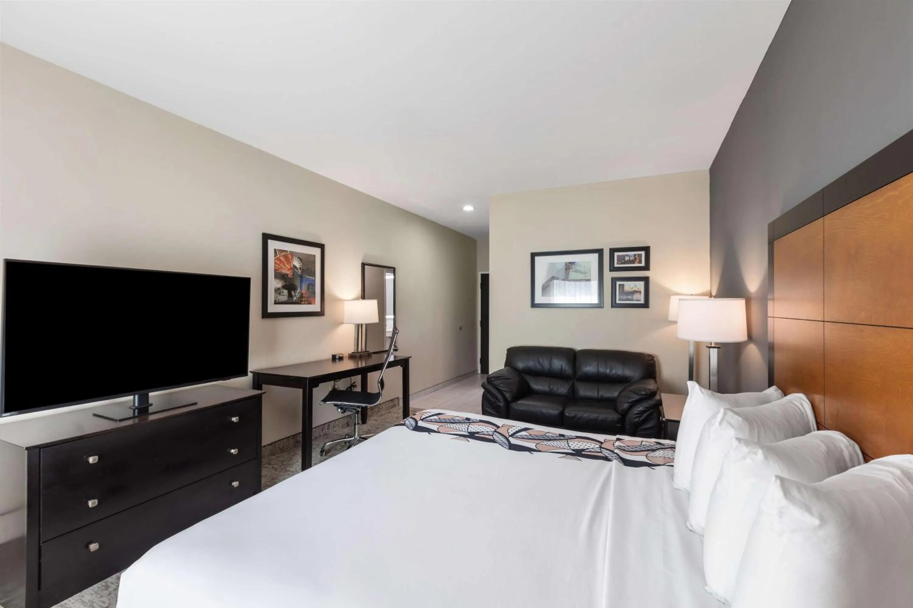 Bedroom, Bed in Best Western Inn & Suites - Midway Airport