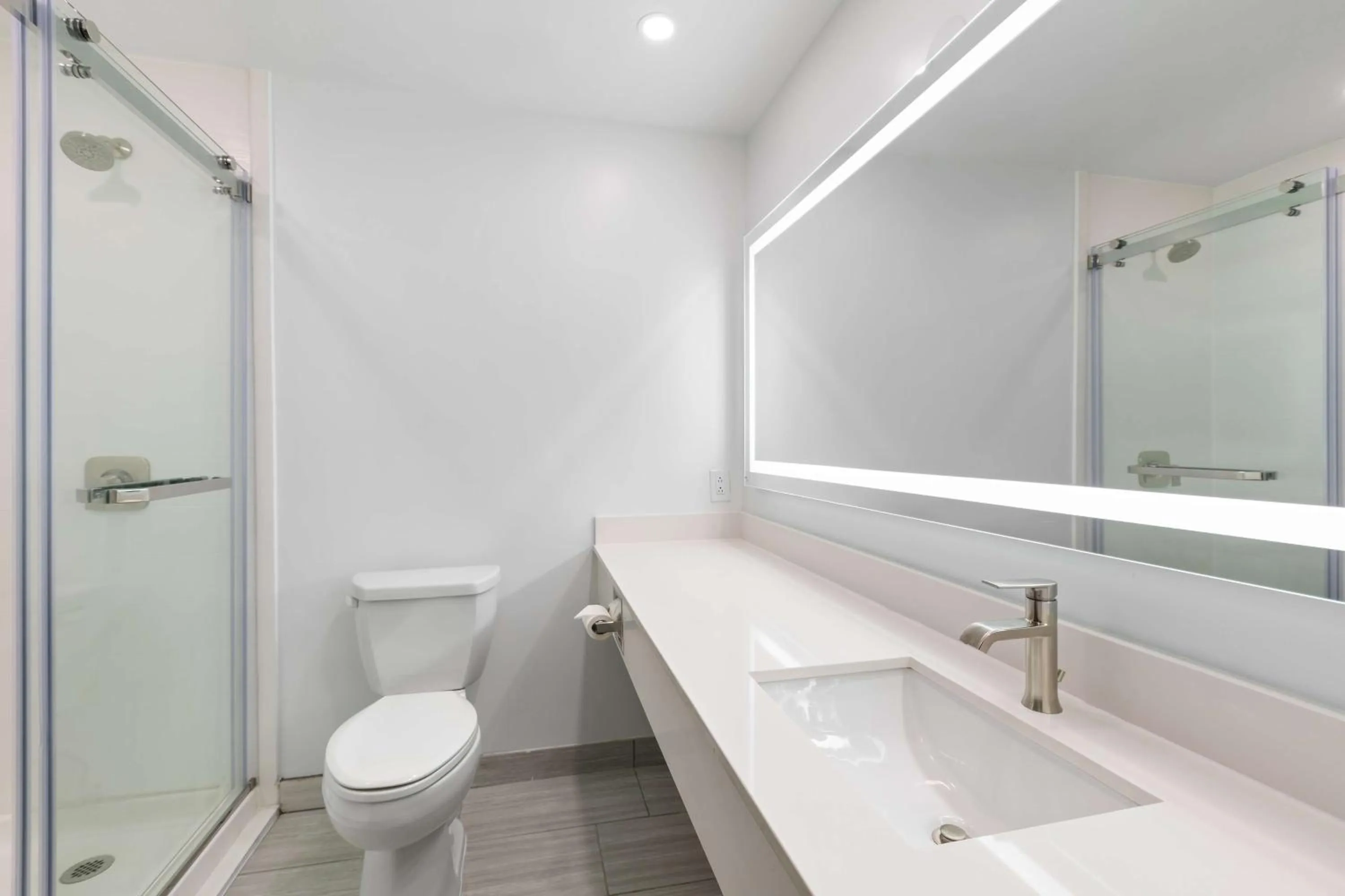 Bathroom in Best Western Inn & Suites - Midway Airport