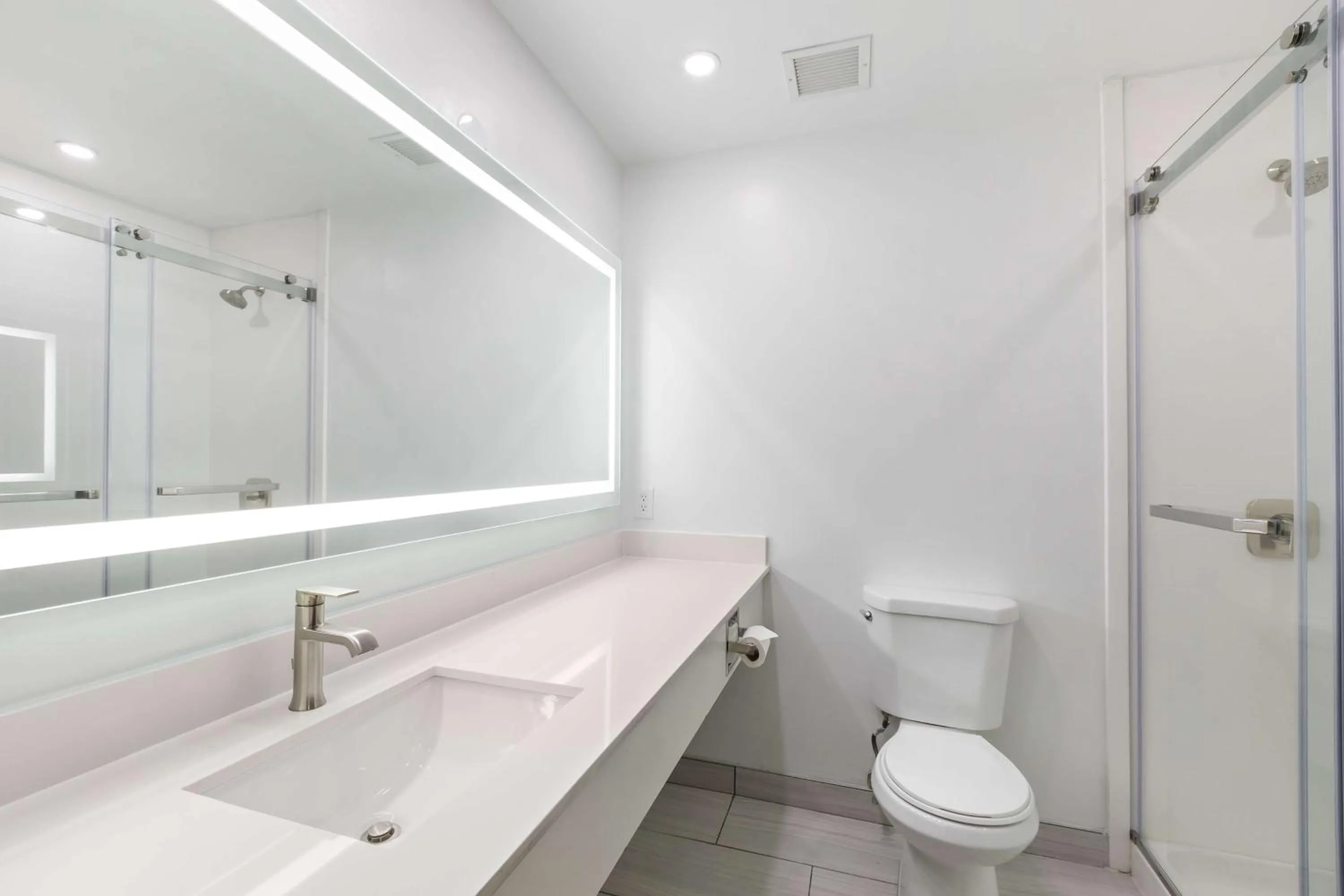 Bathroom in Best Western Inn & Suites - Midway Airport