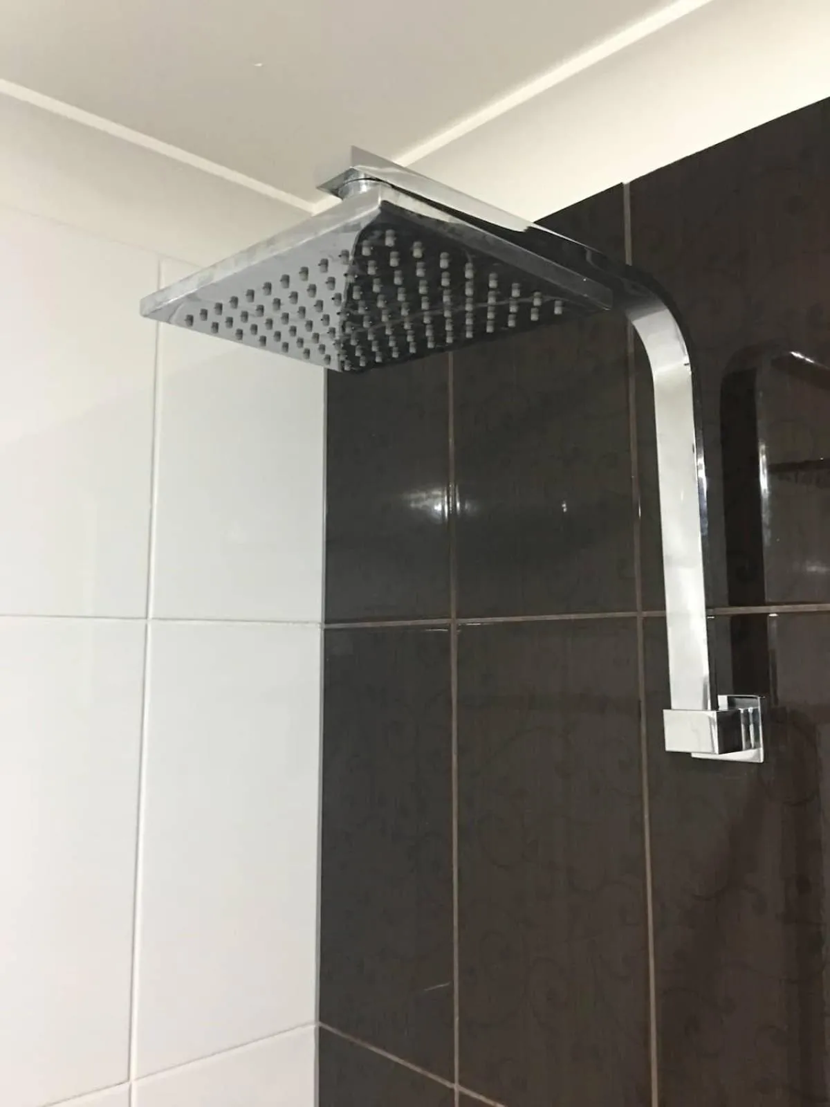 Shower in Bundys Best! Modern Luxury in the heart of town