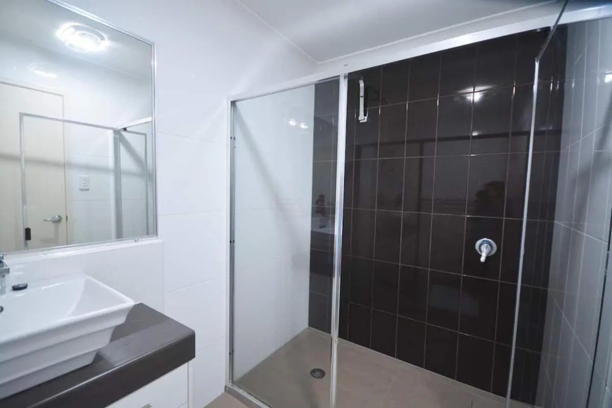 Shower in Bundys Best! Modern Luxury in the heart of town