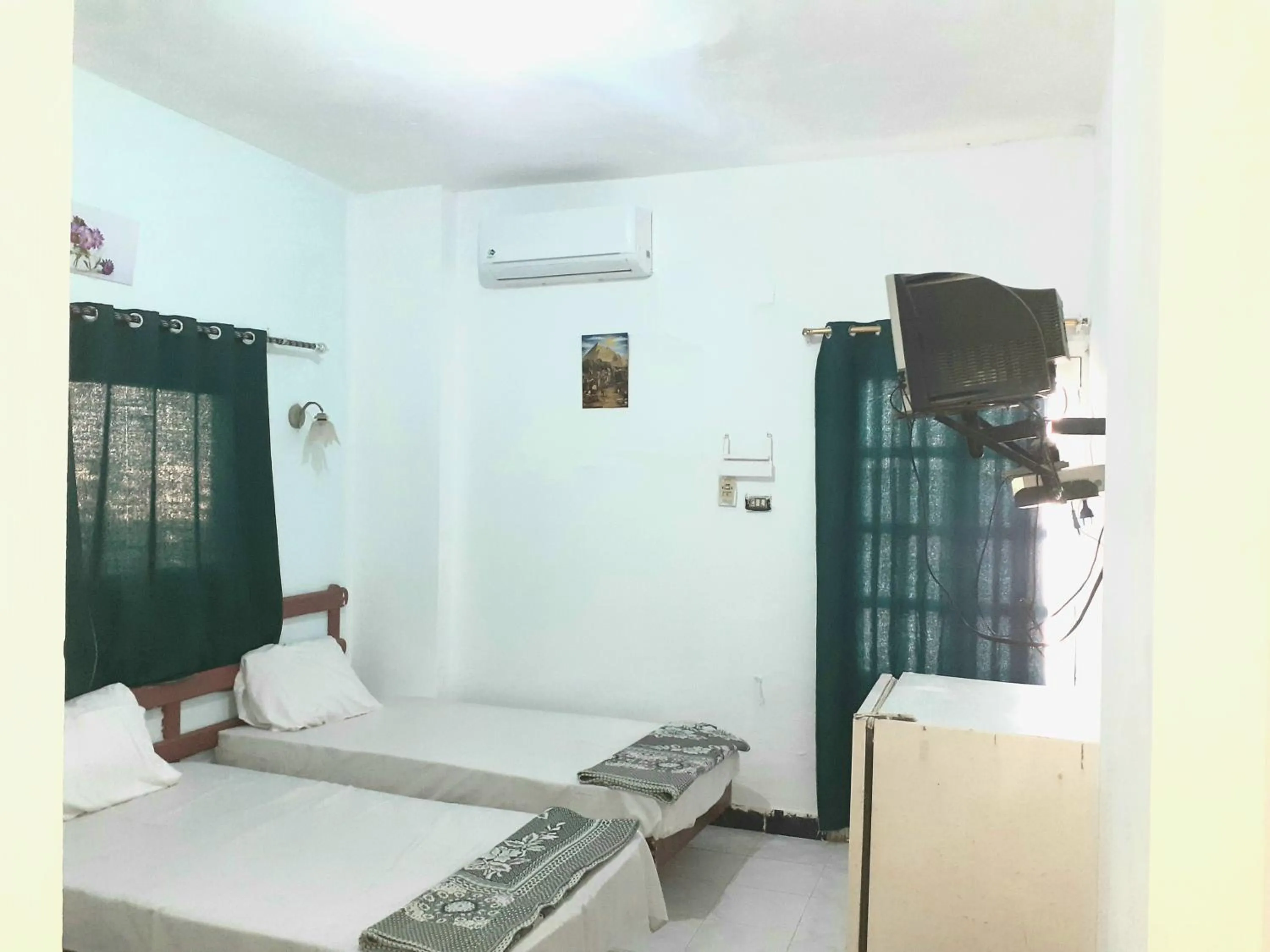 Photo of the whole room, Bed in Four Seasons Hotel