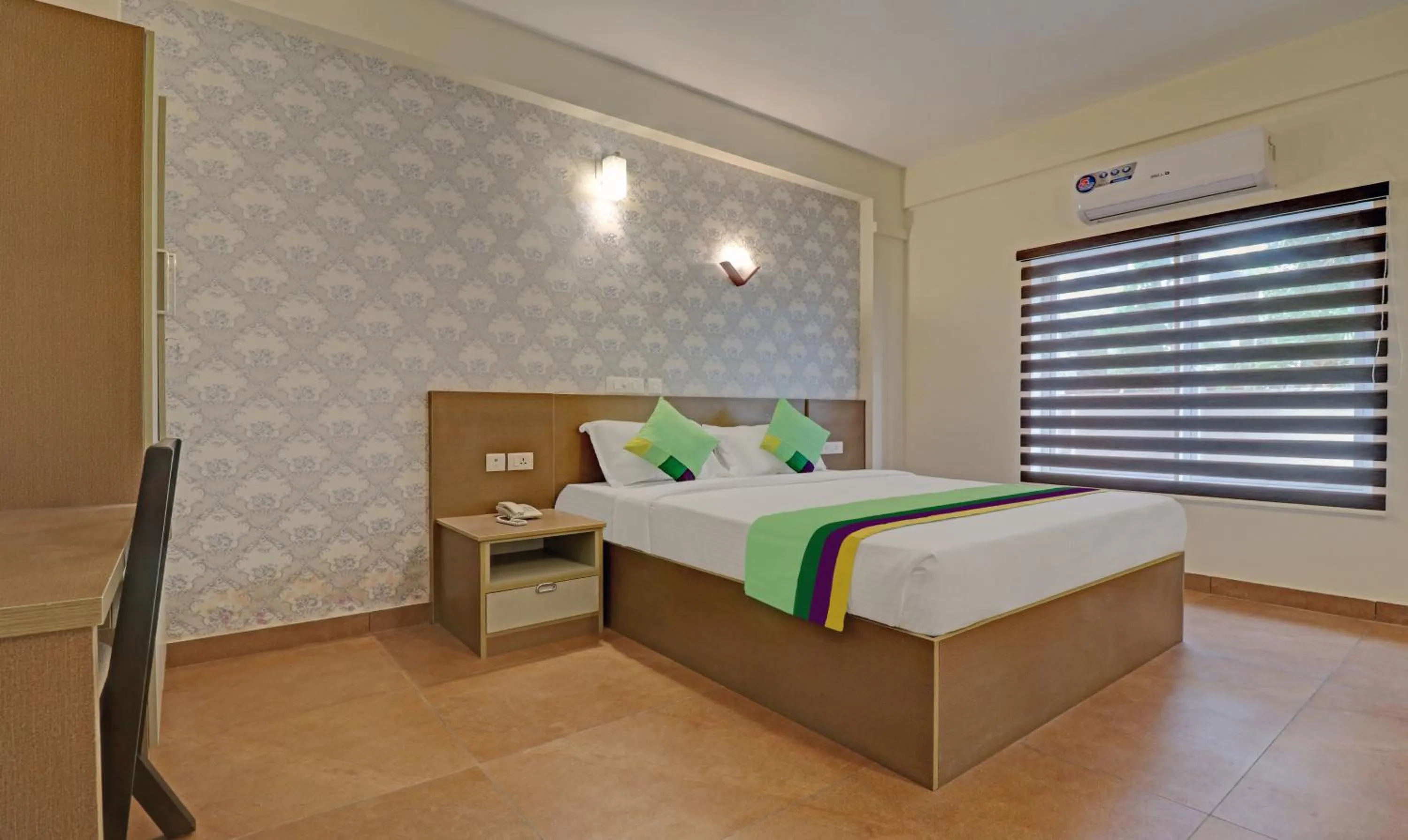 Bedroom, Bed in Treebo Golden Terminal, Kochi Airport