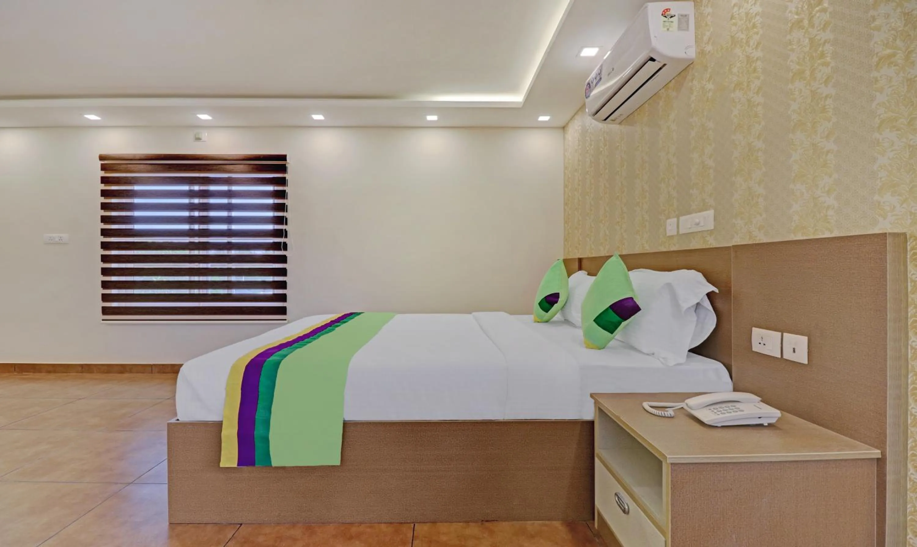 Bedroom, Bed in Treebo Golden Terminal, Kochi Airport