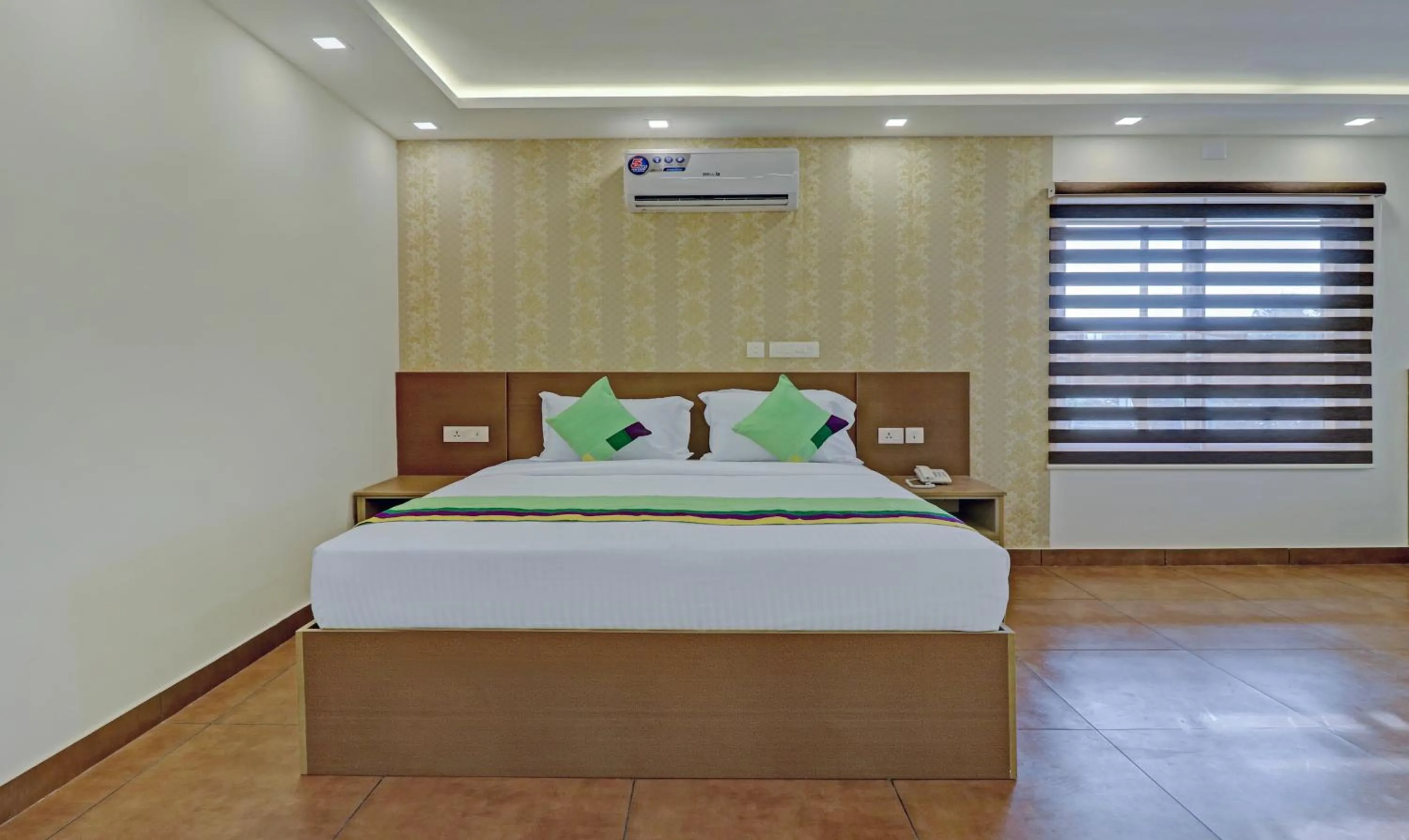 Bedroom, Bed in Treebo Golden Terminal, Kochi Airport
