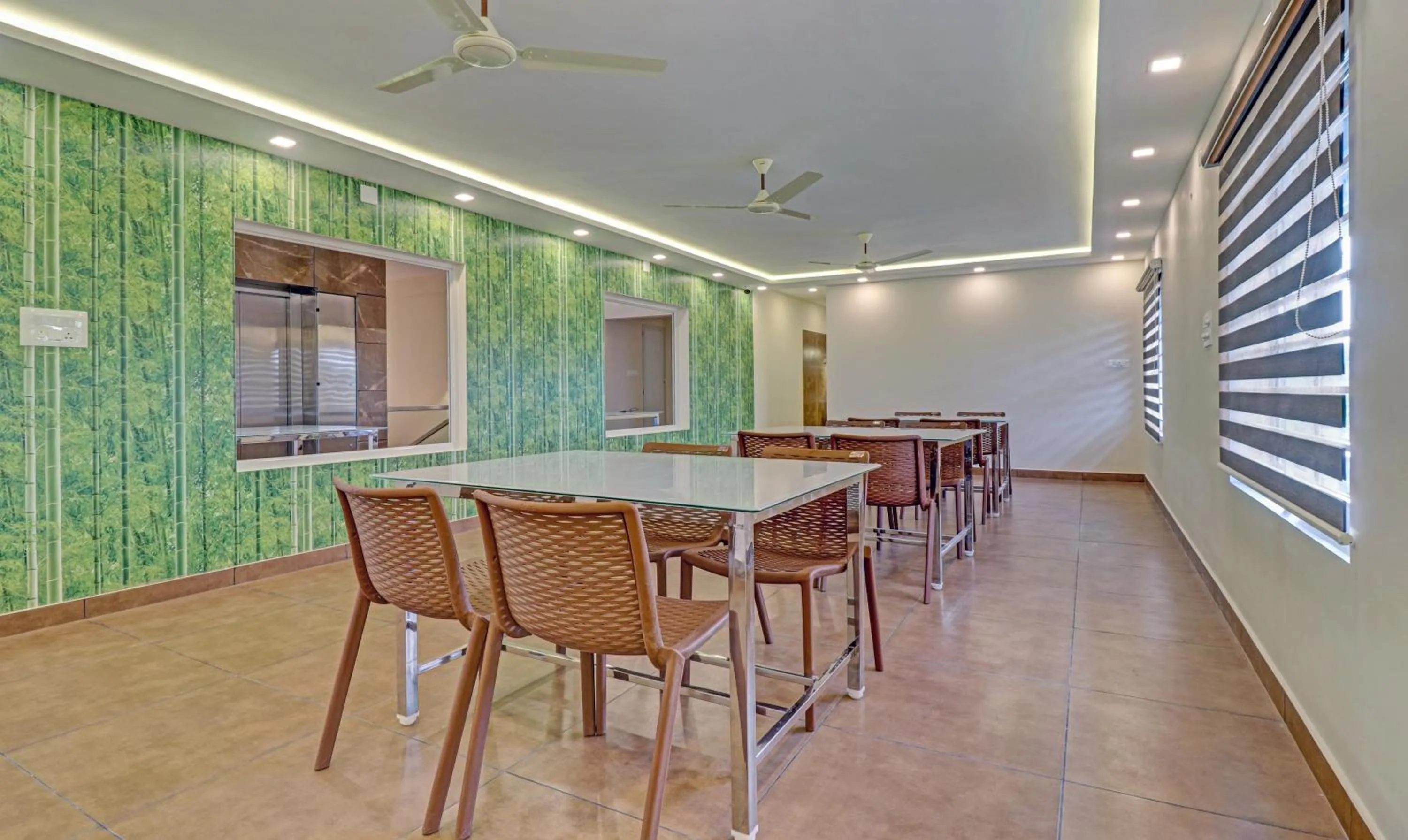 Restaurant/places to eat in Treebo Golden Terminal, Kochi Airport