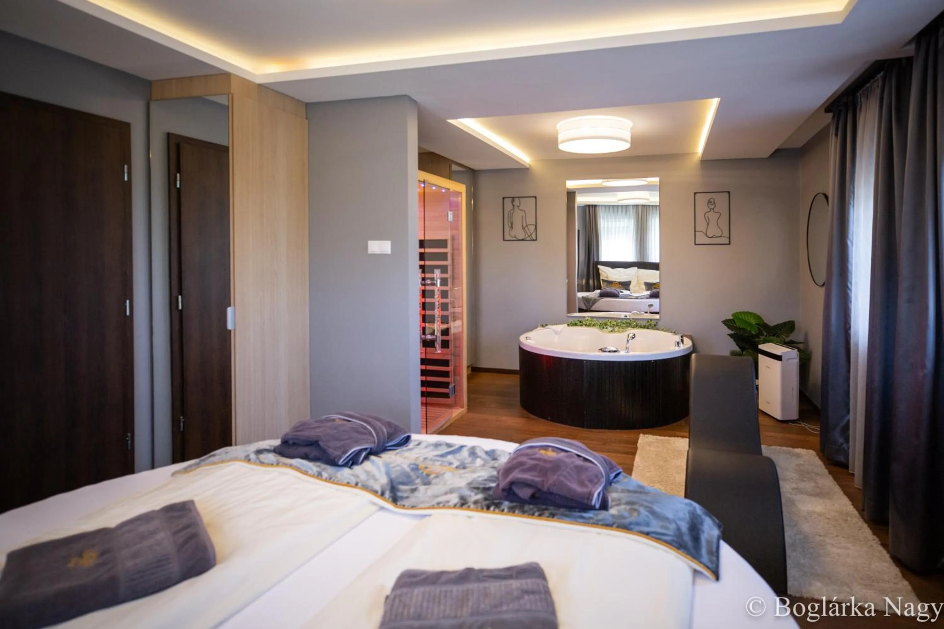 Photo of the whole room, Bed in Love and Dream Élményvilla