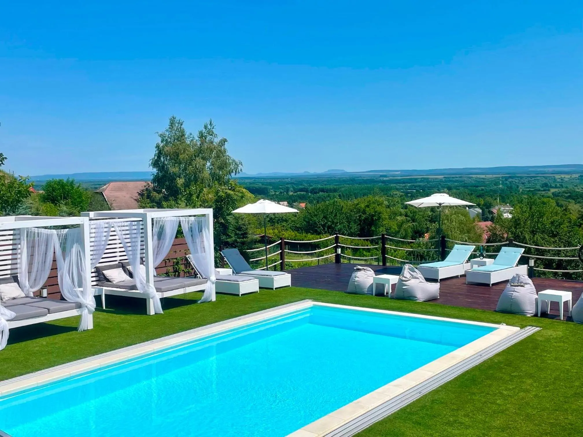 Swimming pool in Love and Dream Élményvilla