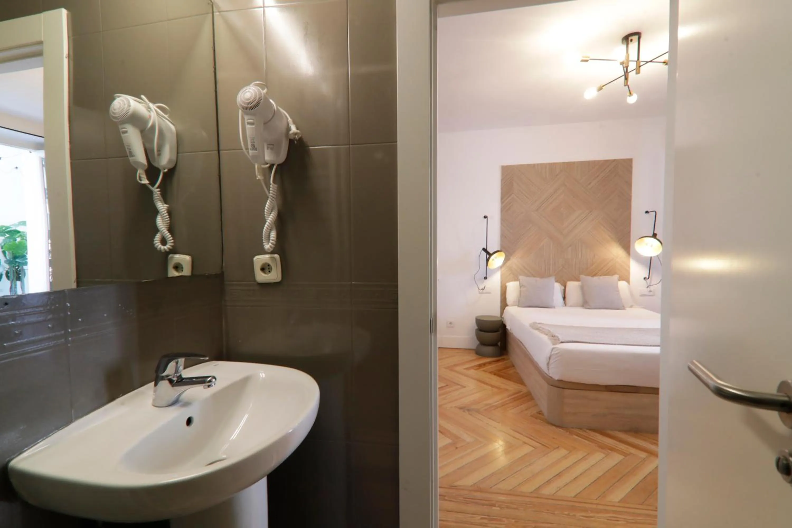 Shower, Bed in SUITES YOU Gran Vía