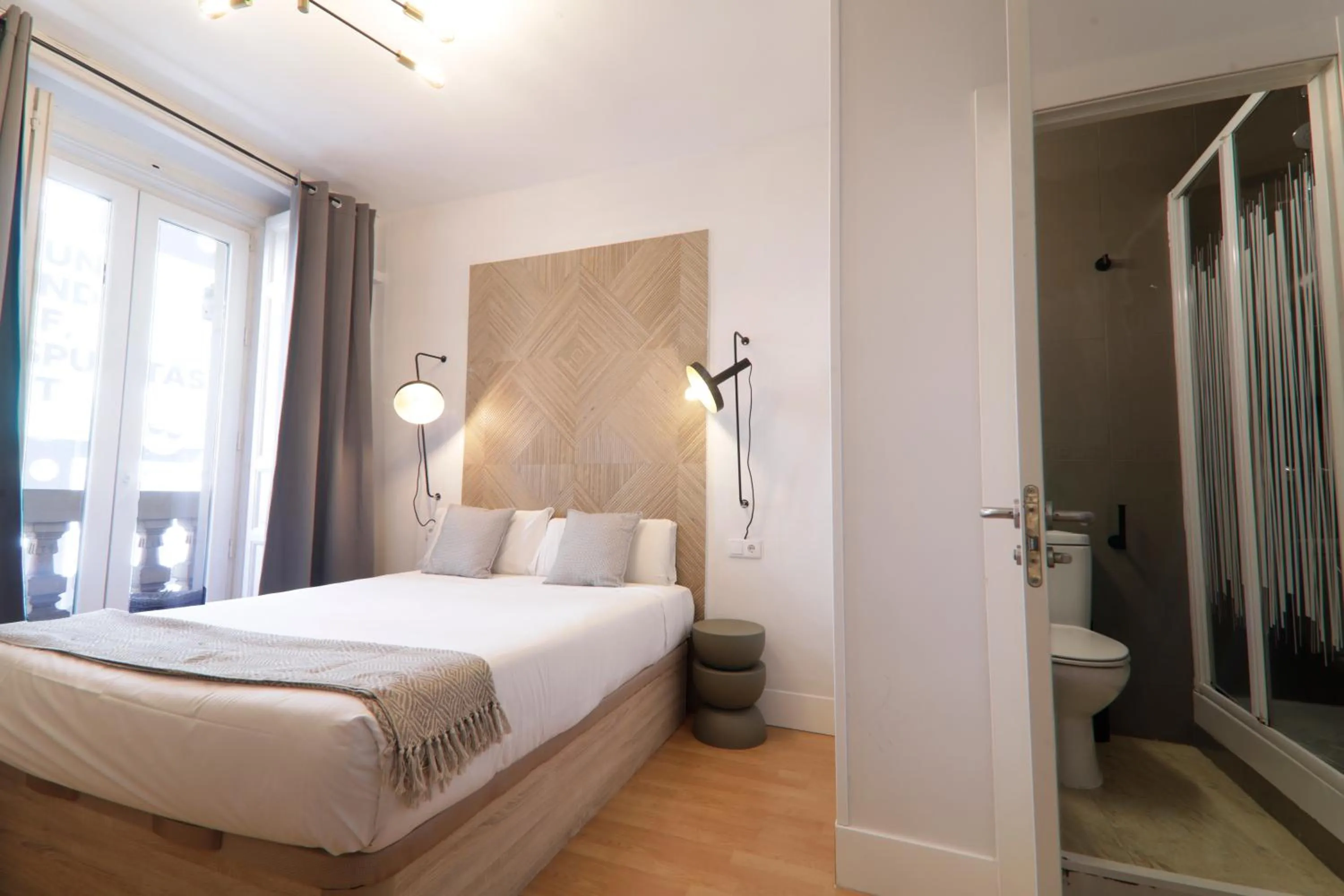 Shower, Bed in SUITES YOU Gran Vía