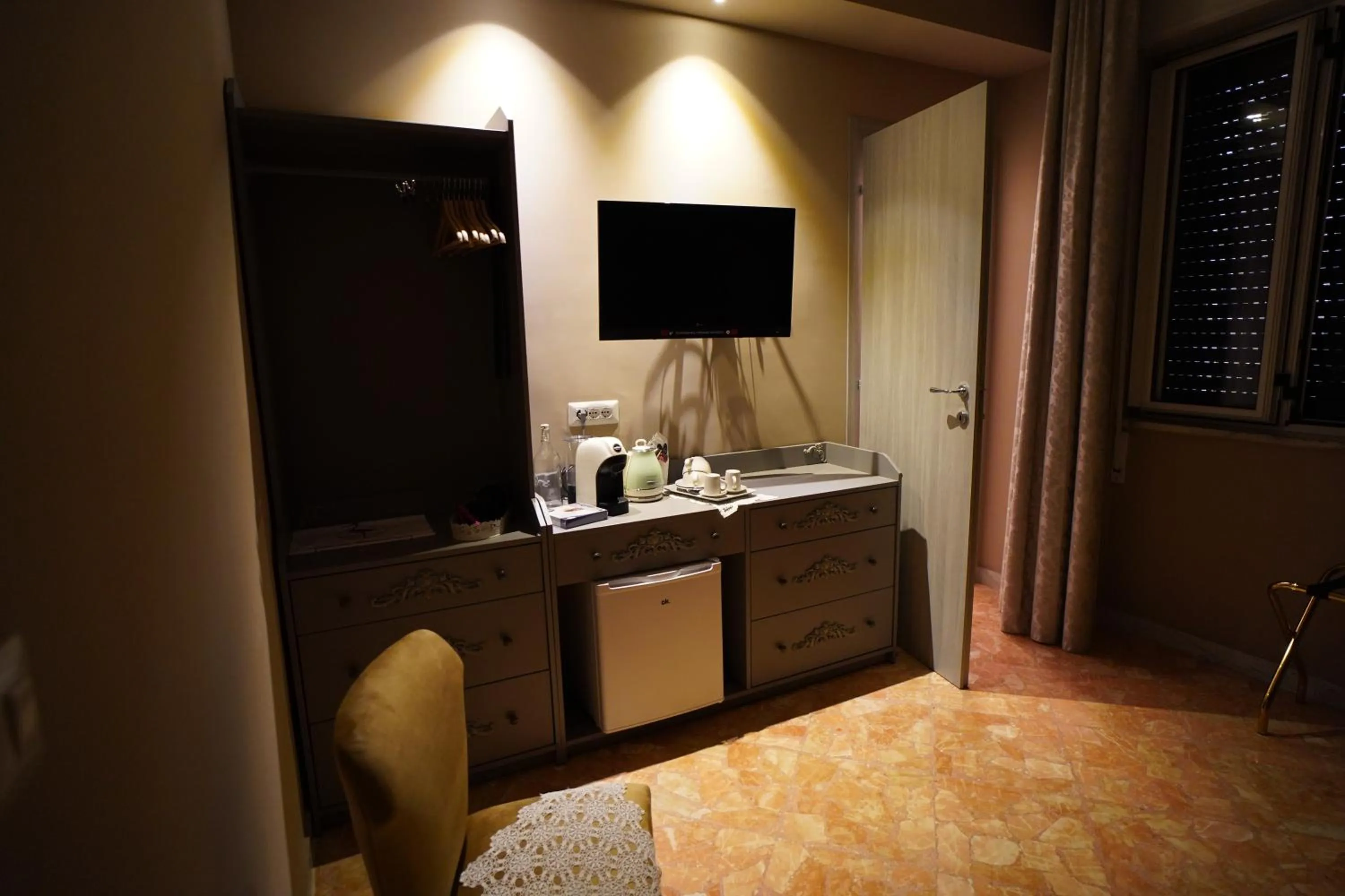 TV and multimedia, Bed in Bari Antica Boutique B&B