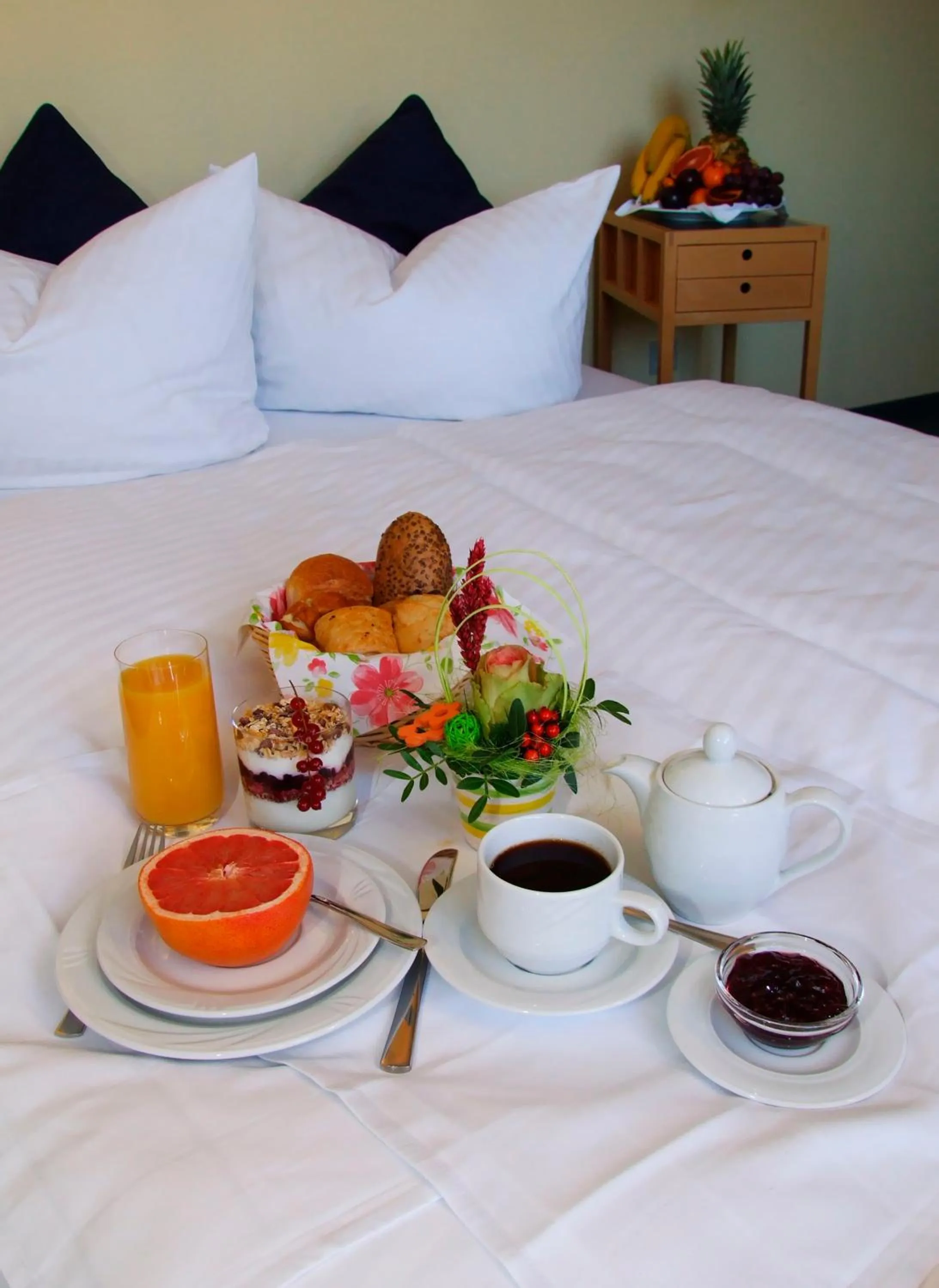 Breakfast, Bed in Hotel Regenbogenhaus